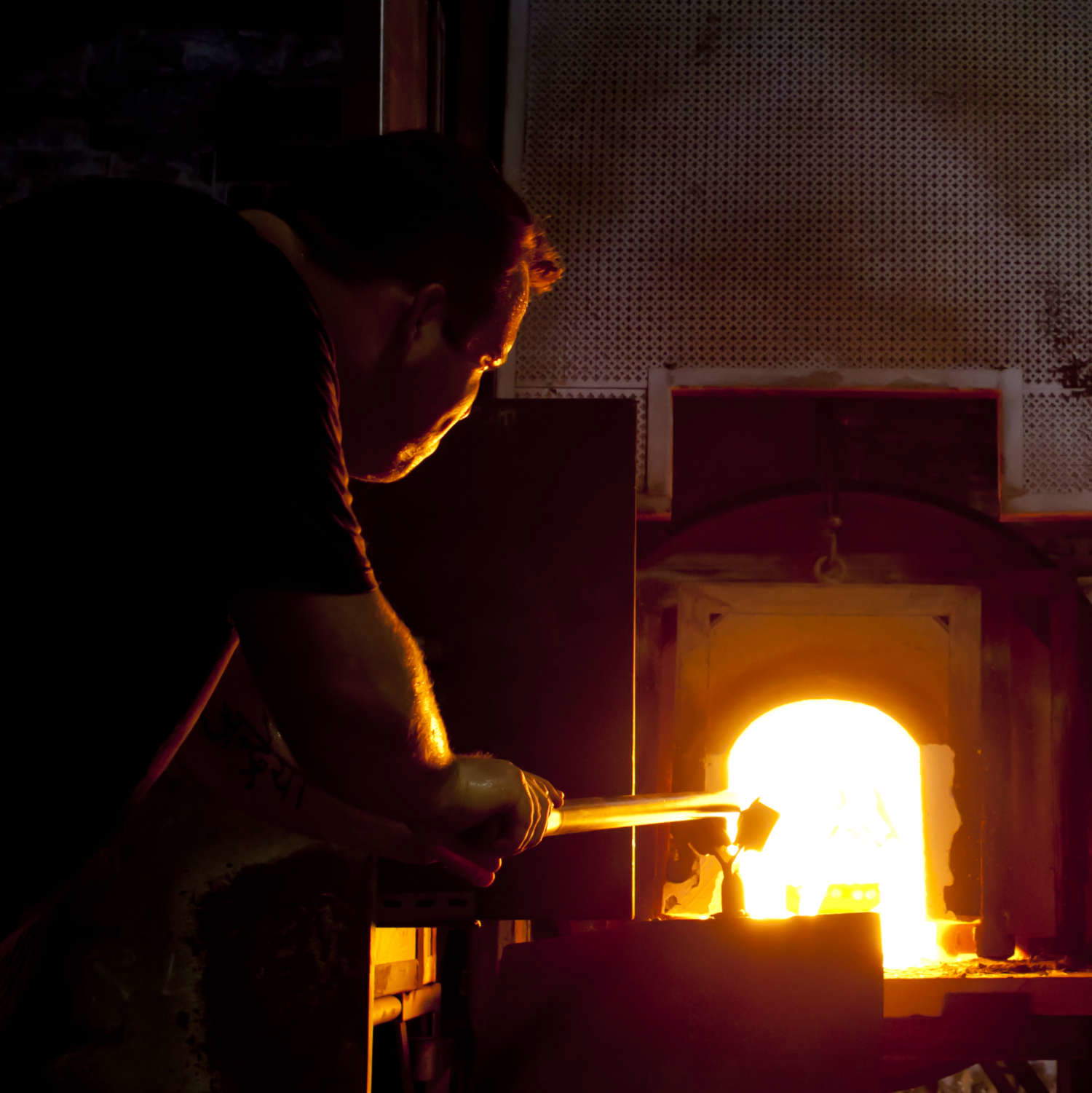 Glazier at work. Photo: Promoglass Glazier at work. Photo: Promoglass