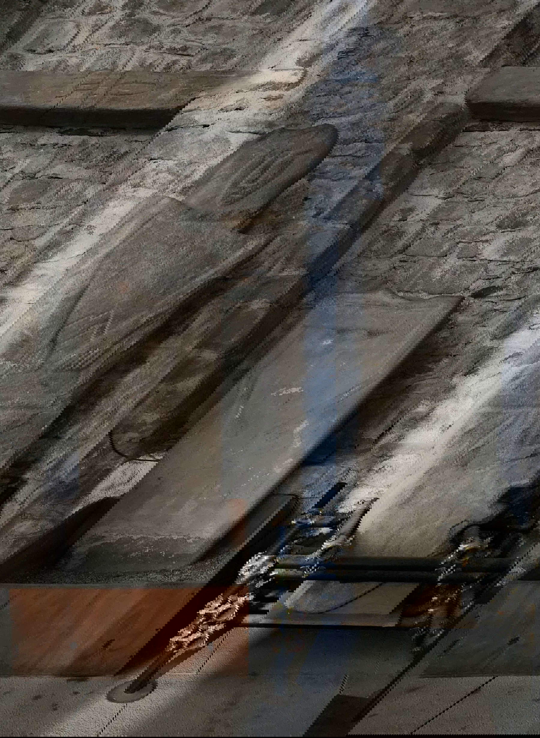 Die Stelenstatuen in der Pfarrkirche von Sorano