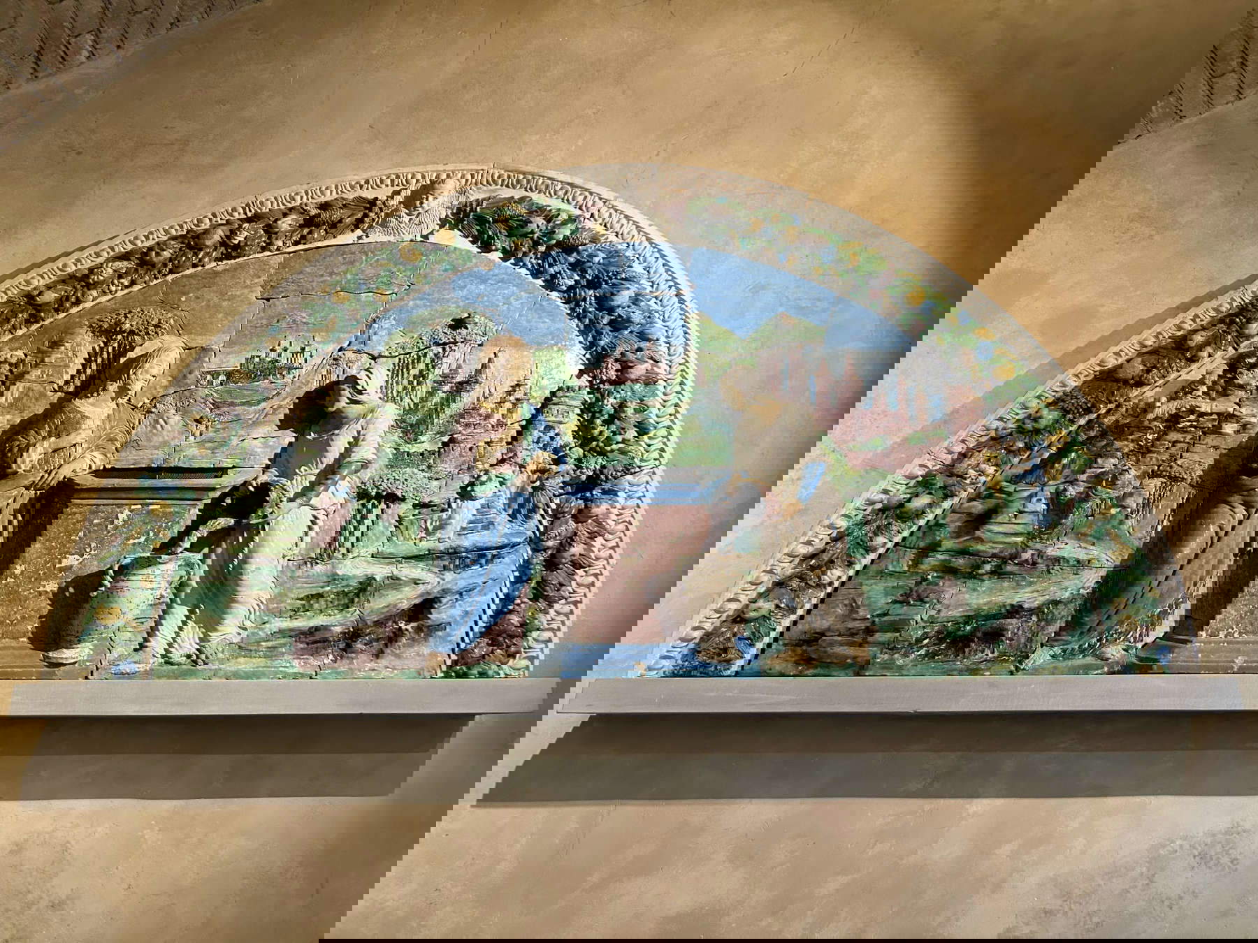 Benedetto Buglioni, Jésus et la Samaritaine au puits (1510-1520 environ ; terre cuite vernissée ; Anghiari, Museo di Palazzo Taglieschi)