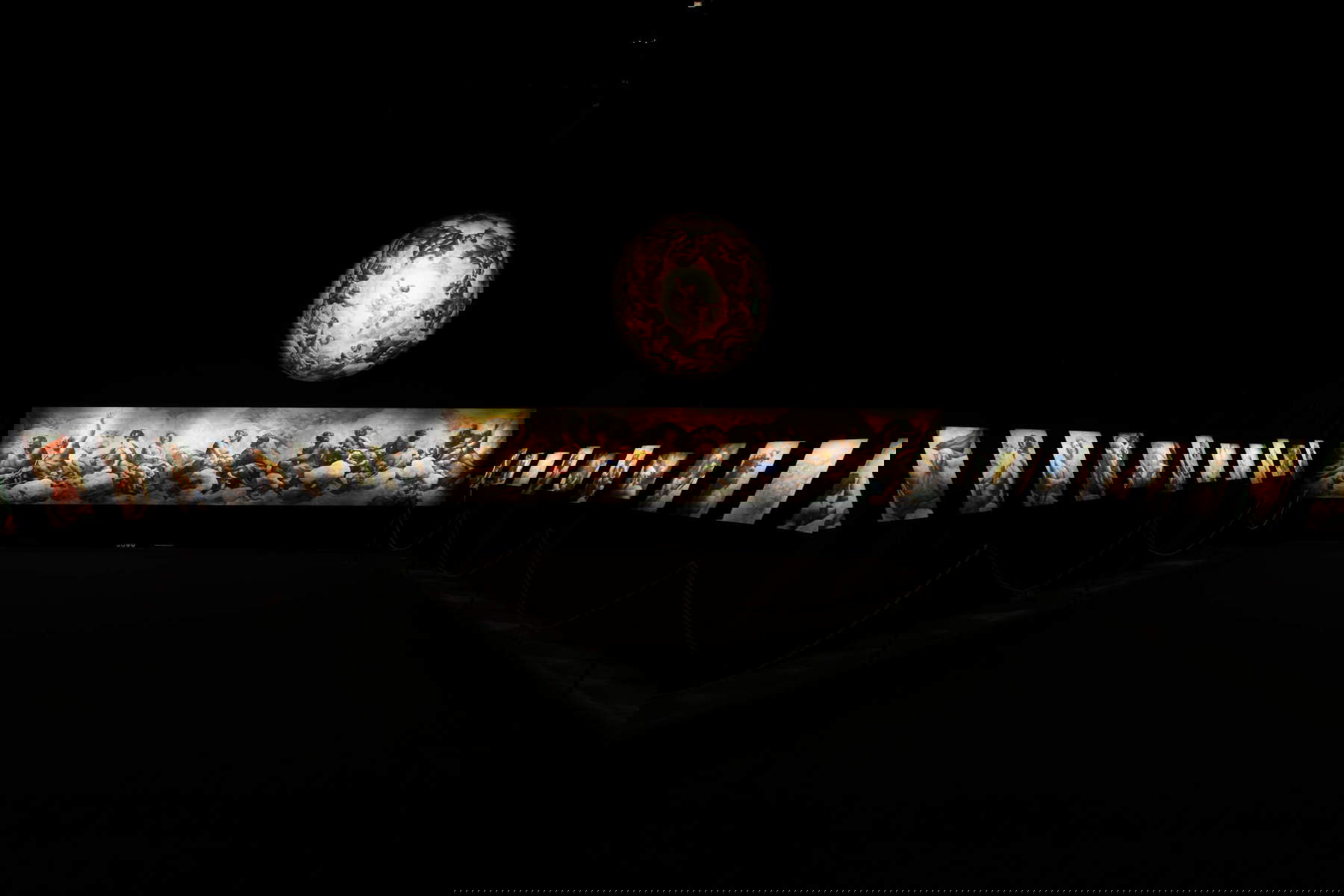 La composizione completa della “passeggiata in cielo” che oggi è possibile compiere a Parma. Un plauso particolare va al gruppo di allestimento e di illuminazione. Nel buio etereo dell'infinito campeggia la cupola-paradiso e di essa nel fotopiano appare  la càntica completa. Ai lati sono raggiate le targhe fotografiche - preziosissime - dei particolari affrescati, che rendono l'osservatore constatante su ogni perizia esecutiva e cromatica del Correggio. La composizione completa della “passeggiata in cielo” che oggi è possibile compiere a Parma. Un plauso particolare va al gruppo di allestimento e di illuminazione. Nel buio etereo dell'infinito campeggia la cupola-paradiso e di essa nel fotopiano appare  la càntica completa. Ai lati sono raggiate le targhe fotografiche - preziosissime - dei particolari affrescati, che rendono l'osservatore constatante su ogni perizia esecutiva e cromatica del Correggio.