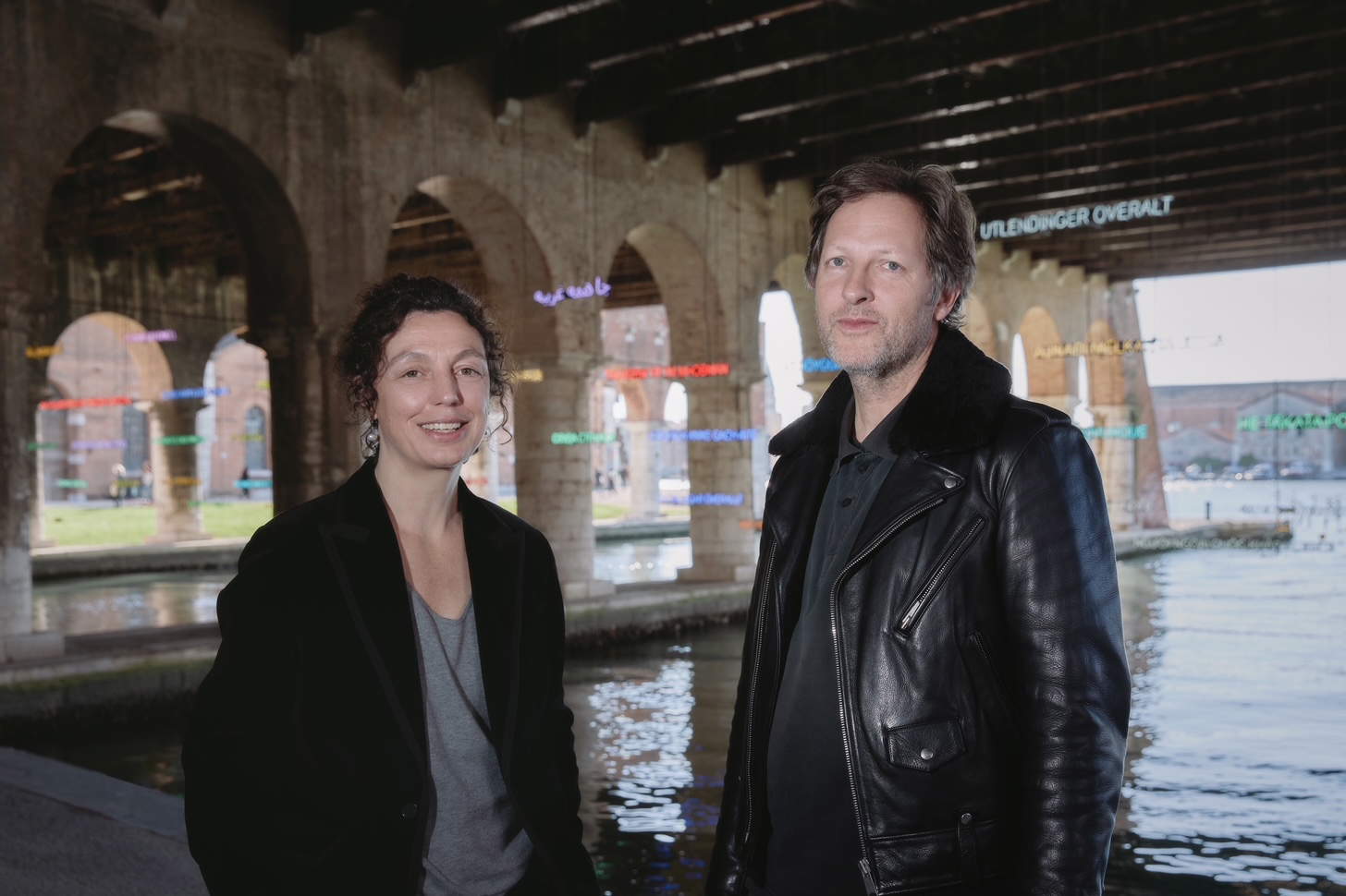 Fulvia Carnevale und James Tornhill (Claire Fontaine) vor ihrer Installation Foreigners Everywhere in der Gaggiandre im Arsenale, Biennale Venedig 2024. Foto: Laura Sciacovelli Fulvia Carnevale und James Tornhill (Claire Fontaine) vor ihrer Installation Foreigners Everywhere in der Gaggiandre im Arsenale, Biennale Venedig 2024. Foto: Laura Sciacovelli