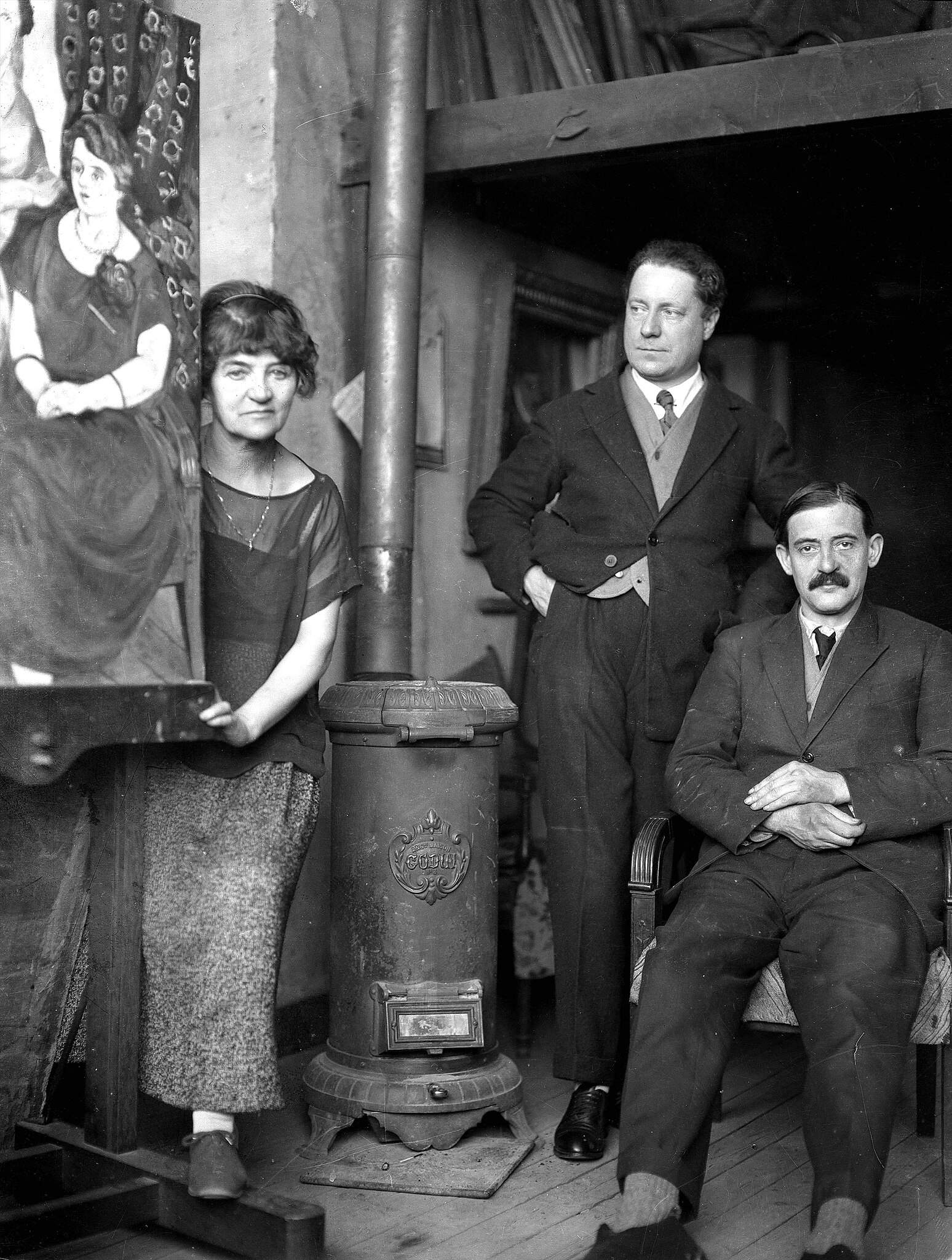 Henri Martinie, Ritratto di Suzanne Valadon, Andr&eacute; Utter e Maurice Utrillo nel loro atelier (oggi al Mus&eacute;e de Montmartre di Parigi), 1920. Foto: Mus&eacute;e de Montmartre