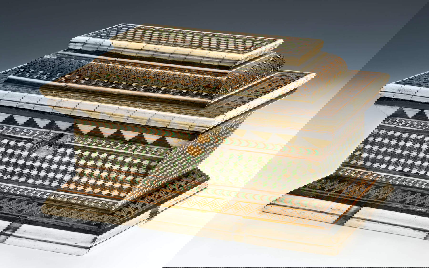 Atelier Embriachi, grand coffret rectangulaire en marqueterie de chartreux (XVe siècle ; bois divers, os naturel et teinté en vert, lattes en alliage métallique, 17 x 30,5 x 18,4 cm) Atelier Embriachi, grand coffret rectangulaire en marqueterie de chartreux (XVe siècle ; bois divers, os naturel et teinté en vert, lattes en alliage métallique, 17 x 30,5 x 18,4 cm)