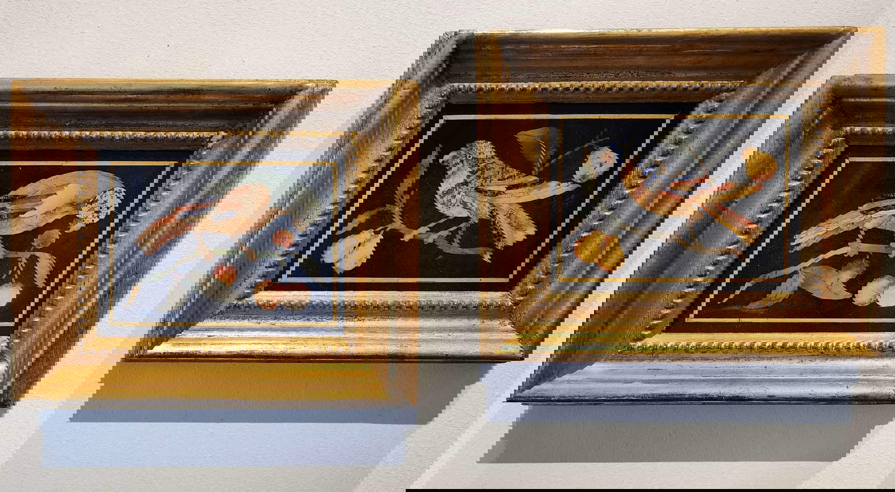 Artiste florentin, Perruches sur des branches (fin XVIIe - début XVIIIe siècle ; lapis-lazuli de Perse, vert de l'Arno et de Volterra, albâtre, albâtre du pont, calcédoine de Volterra, corail, brèche, jaspe de l'Arno, jaspe de Bohême sur ardoise, 14,2 x 11 cm) Artiste florentin, Perruches sur des branches (fin XVIIe - début XVIIIe siècle ; lapis-lazuli de Perse, vert de l'Arno et de Volterra, albâtre, albâtre du pont, calcédoine de Volterra, corail, brèche, jaspe de l'Arno, jaspe de Bohême sur ardoise, 14,2 x 11 cm)