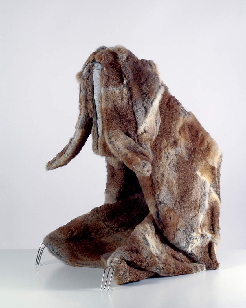 Chiara Lecca, Big Rabbit (2016; coperta in lapin secondhand, metallo) Chiara Lecca, Big Rabbit (2016; coperta in lapin secondhand, metallo)