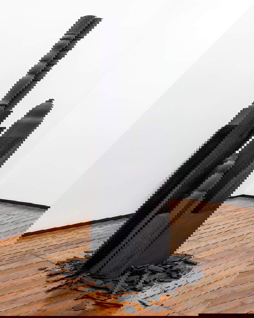 Chiara Lecca, Black Cave (2023; legno Alpiwood, extension). Foto: Lucrezia Roda Chiara Lecca, Black Cave (2023; legno Alpiwood, extension). Foto: Lucrezia Roda