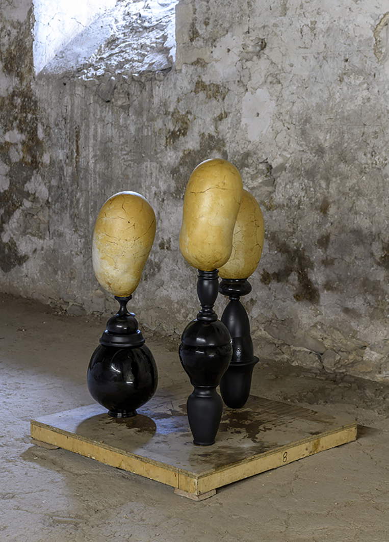 Chiara Lecca, Blackbigbubbles Chiara Lecca (2021; vesciche di bovino e suino, metallo, legno, vetro, poliuretano). Veduta dell’installazione, Monitor Pereto. Foto: Giorgio Benni. Chiara Lecca, Blackbigbubbles Chiara Lecca (2021; vesciche di bovino e suino, metallo, legno, vetro, poliuretano). Veduta dell’installazione, Monitor Pereto. Foto: Giorgio Benni.