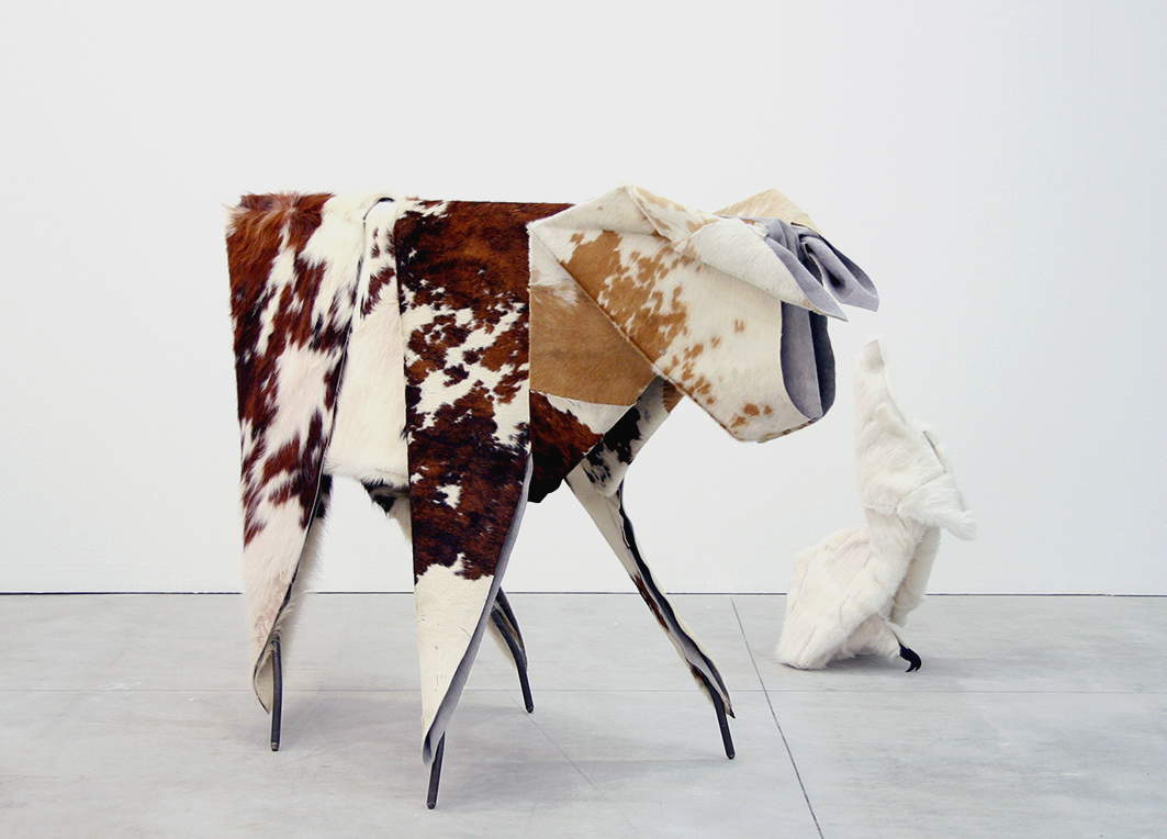 Chiara Lecca, Bull (2010; tappeti secondhand , struttura in metallo, PVC, tassidermia; Collezione privata) e Lapin (2010, lapin secondhand, PVC, lame in acciaio; Collezione privata) Chiara Lecca, Bull (2010; tappeti secondhand , struttura in metallo, PVC, tassidermia; Collezione privata) e Lapin (2010, lapin secondhand, PVC, lame in acciaio; Collezione privata)