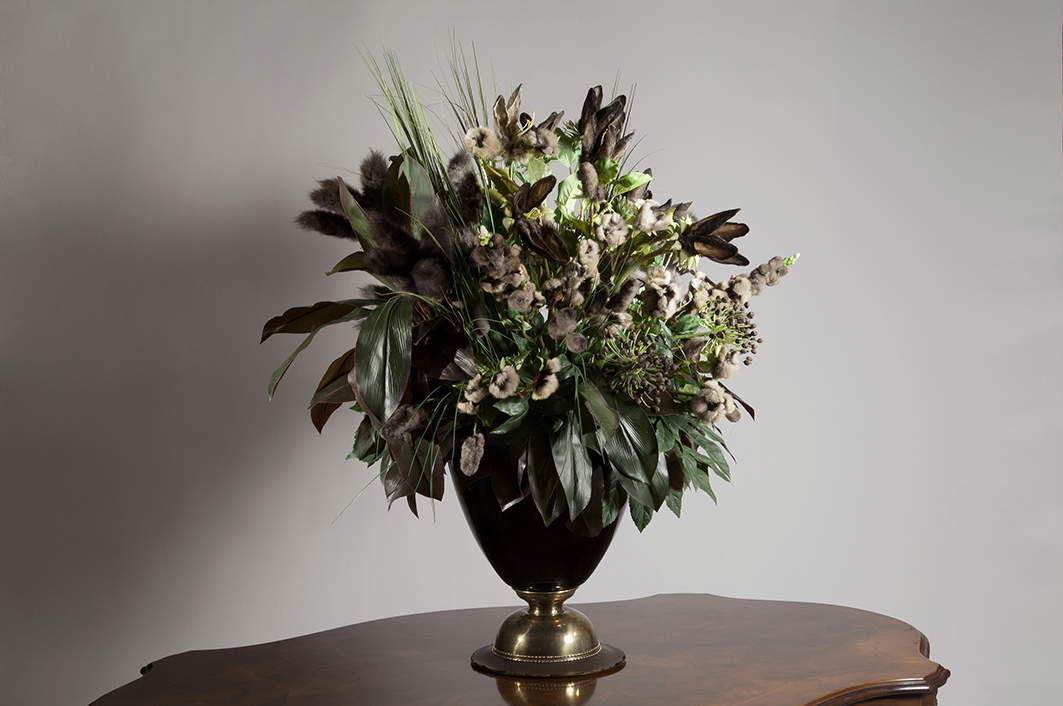 Chiara Lecca, Dark Still Life (2016; tassidermia, PVC, sterco, vetro, metallo, tavolo in legno.) Foto: Olimpia Lalli. Chiara Lecca, Dark Still Life (2016; tassidermia, PVC, sterco, vetro, metallo, tavolo in legno.) Foto: Olimpia Lalli.