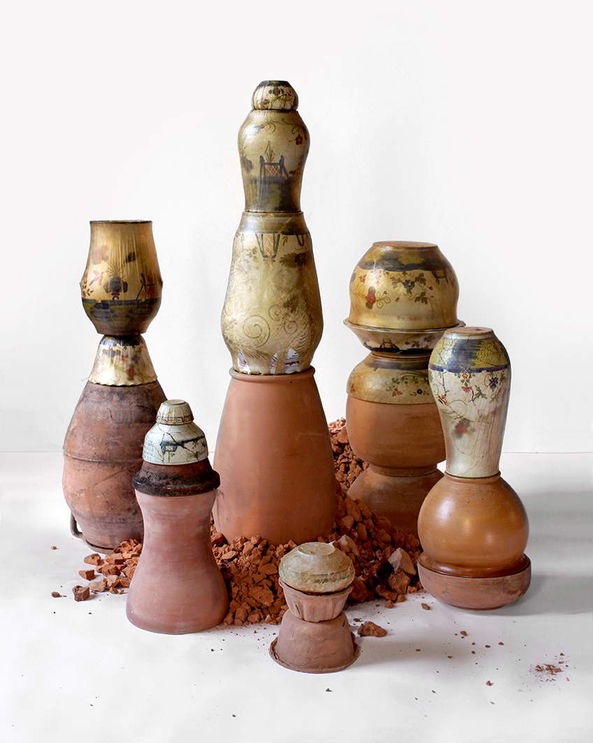 Chiara Lecca, Fake Carnation Marble (2023; terracotta, maiolica secondhand decorata a Garofano, vescica di bovino e suino) Chiara Lecca, Fake Carnation Marble (2023; terracotta, maiolica secondhand decorata a Garofano, vescica di bovino e suino)