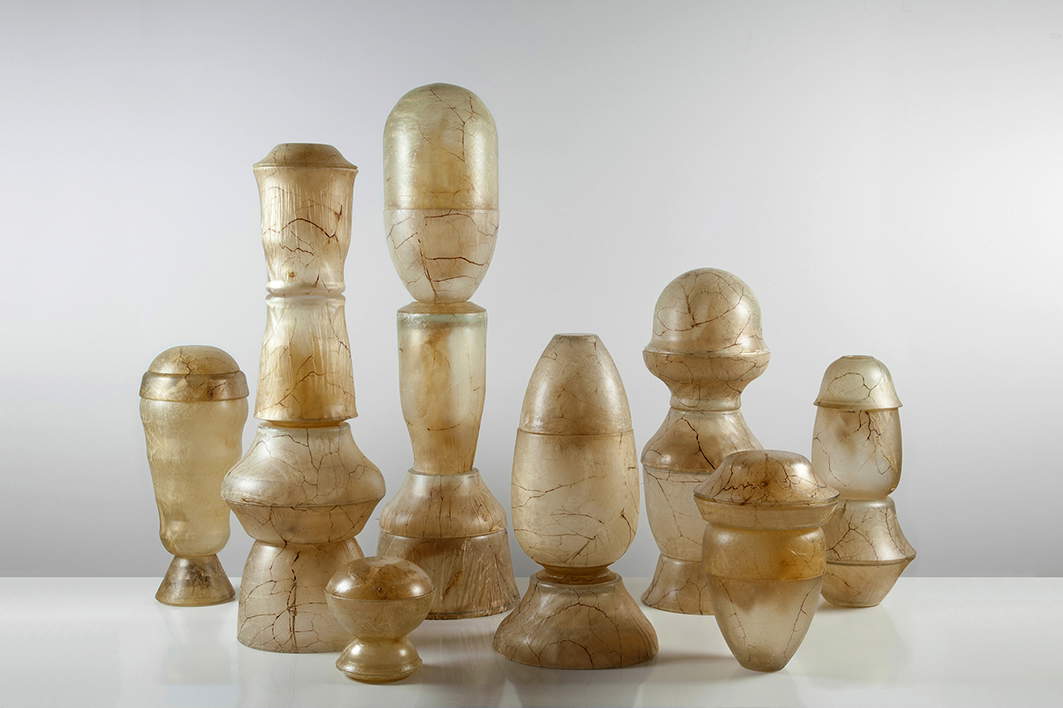 Chiara Lecca, Fake Marble (2013-2015; vescica di suino e bovino, vetro). Foto: Olimpia Lalli. Chiara Lecca, Fake Marble (2013-2015; vescica di suino e bovino, vetro). Foto: Olimpia Lalli.