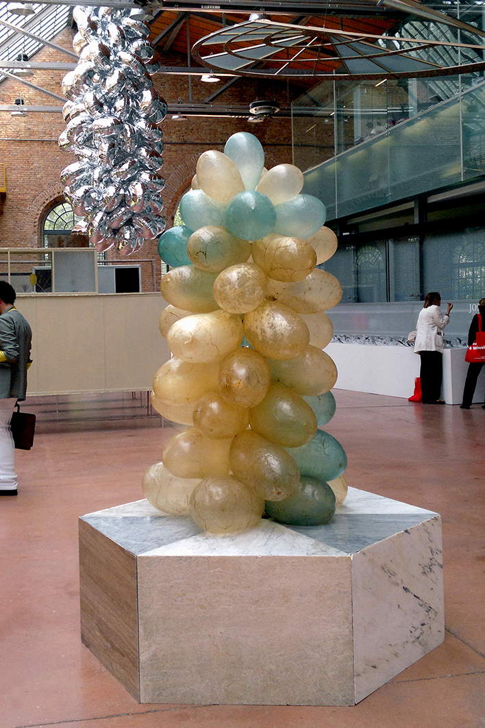 Chiara Lecca, Gengi (2011; marmo, vesciche di bovino e suino, metallo). Veduta presso Spazio Thetis, Venezia. Chiara Lecca, Gengi (2011; marmo, vesciche di bovino e suino, metallo). Veduta presso Spazio Thetis, Venezia.