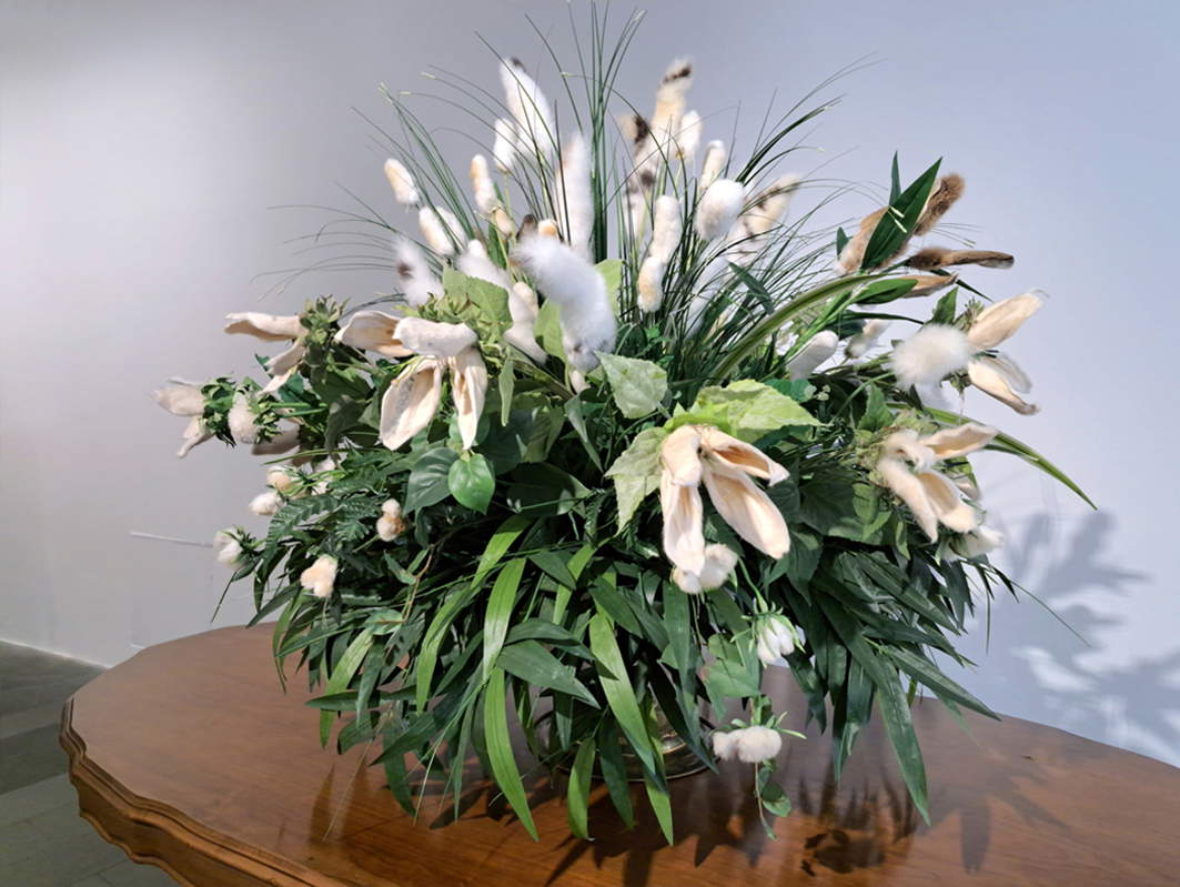 Chiara Lecca, Golden Still Life (2016; tassidermia, PVC, sterco, vetro, metallo, tavolo in legno). Veduta dell’installazione, Museo MAN, Nuoro. Chiara Lecca, Golden Still Life (2016; tassidermia, PVC, sterco, vetro, metallo, tavolo in legno). Veduta dell’installazione, Museo MAN, Nuoro.