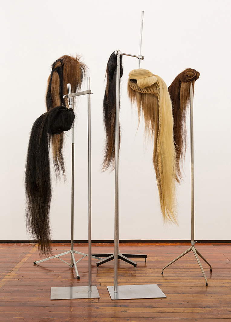 Chiara Lecca, Misses (Irene, Roberta, Carlotta, Fiorenza, Patrizia) (2010; crine, metallo, strass, elastici) Chiara Lecca, Misses (Irene, Roberta, Carlotta, Fiorenza, Patrizia) (2010; crine, metallo, strass, elastici)