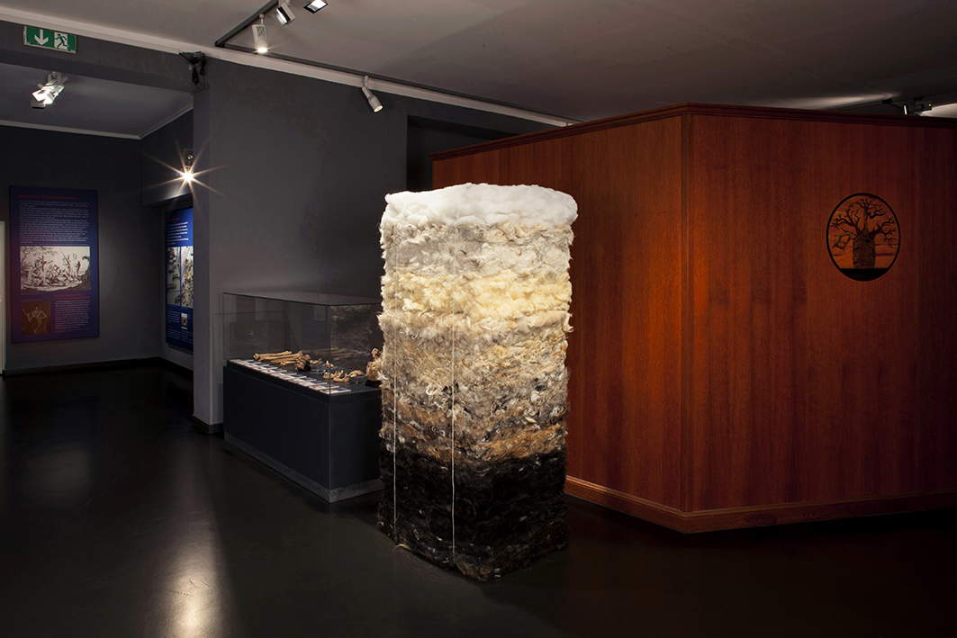Chiara Lecca, Peli Superflui (2009; peli, corda). Veduta dell’installazione, Naturkundemuseum Ottoneum, Kassel D 2015. Chiara Lecca, Peli Superflui (2009; peli, corda). Veduta dell’installazione, Naturkundemuseum Ottoneum, Kassel D 2015.