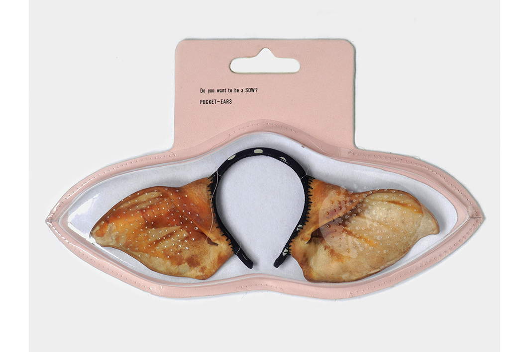 Chiara Lecca, Pocket Ears (2003, tassidermia, PVC, tessuto) Chiara Lecca, Pocket Ears (2003, tassidermia, PVC, tessuto)