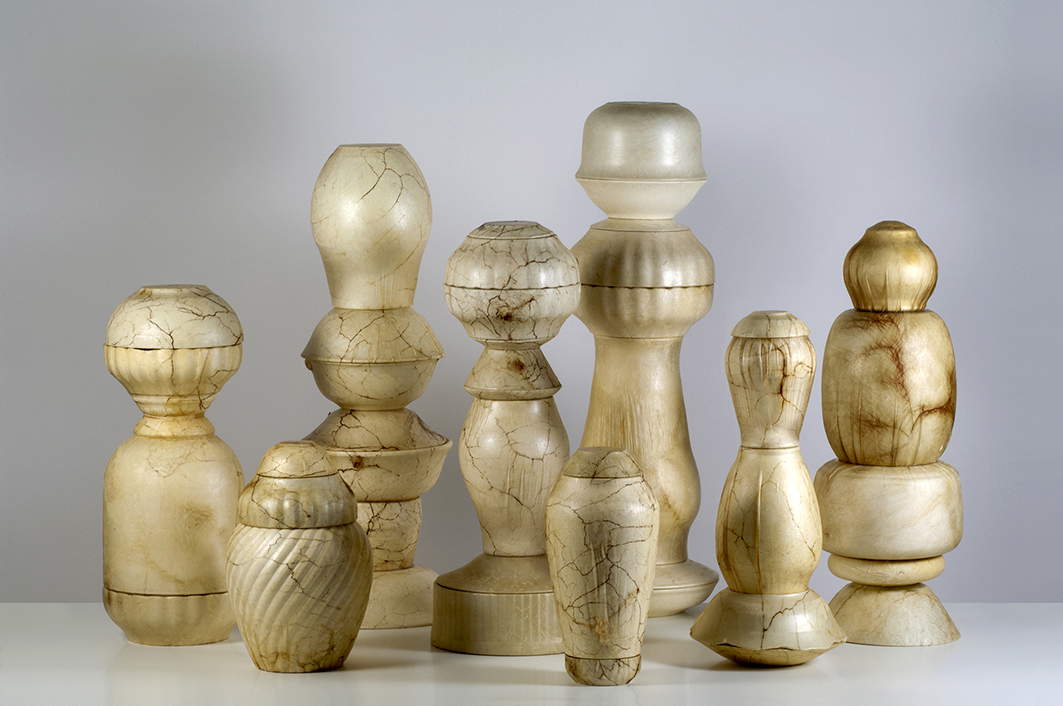 Chiara Lecca, True Fake Marble Chiara Lecca (2014-2016; vesciche di suino e bovino, maiolica, porcellana). Foto: Olimpia Lalli. Chiara Lecca, True Fake Marble Chiara Lecca (2014-2016; vesciche di suino e bovino, maiolica, porcellana). Foto: Olimpia Lalli.