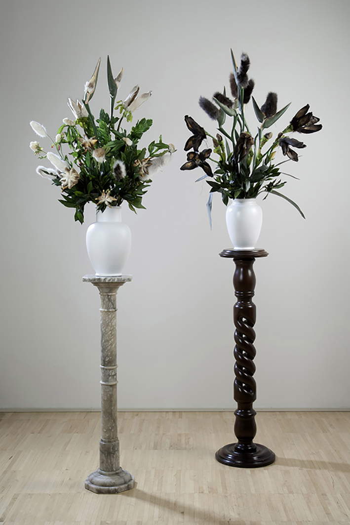 Chiara Lecca, White Still Life & Black Still Life (2010-2013; tassidermia, PVC, ceramica, piedistallo in legno, piedistallo in marmo). Foto: Olimpia Lalli. Chiara Lecca, White Still Life & Black Still Life (2010-2013; tassidermia, PVC, ceramica, piedistallo in legno, piedistallo in marmo). Foto: Olimpia Lalli.
