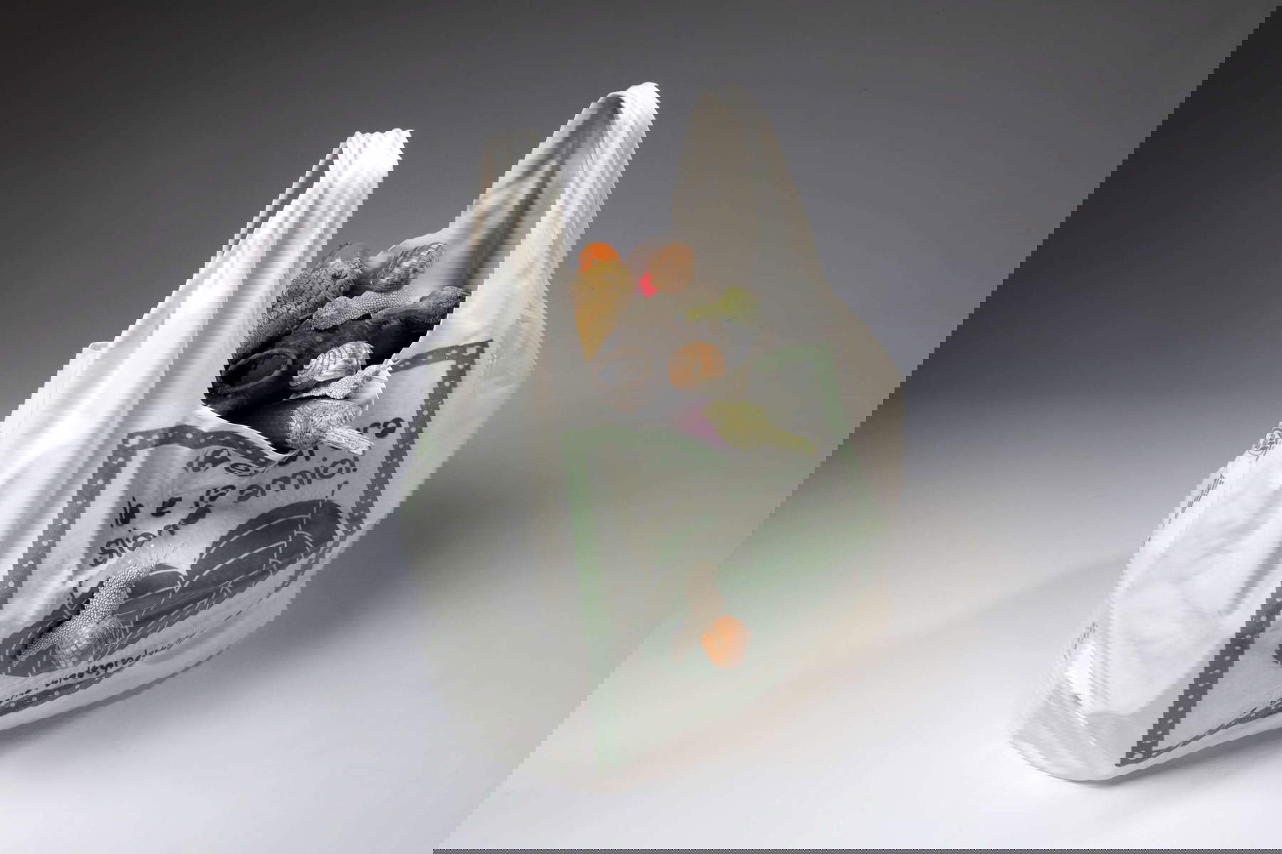 Bertozzi&amp;Casoni, Schwerkraft (2023; polychrome Keramik, 43 x 37 x 34 cm)