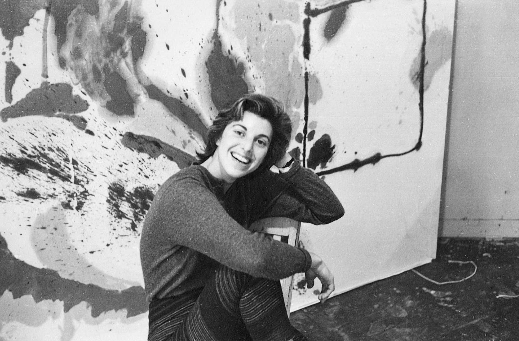 Helen Frankenthaler nel suo studio della Third Avenue in una pausa del lavoro su Alassio (1960), New York, 1960. Su concessione di Helen Frankenthaler Foundation Archives, New York. Foto: Walter Silver © The New York Public Library / Art Resource, NY. Artwork © 2024 Helen Frankenthaler Foundation, Inc. / Artists Rights Society (ARS), NY. Helen Frankenthaler nel suo studio della Third Avenue in una pausa del lavoro su Alassio (1960), New York, 1960. Su concessione di Helen Frankenthaler Foundation Archives, New York. Foto: Walter Silver © The New York Public Library / Art Resource, NY. Artwork © 2024 Helen Frankenthaler Foundation, Inc. / Artists Rights Society (ARS), NY.