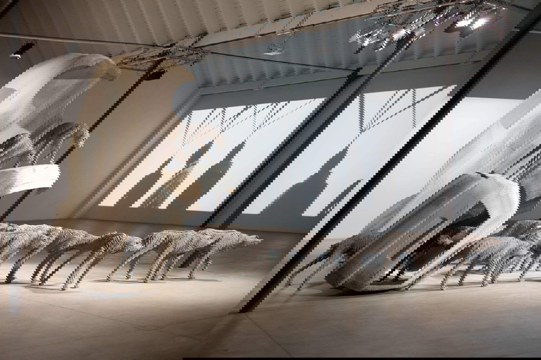 Paolo Grassino, Analgesia (2013 ; moulages en aluminium) et Body Control (2010 ; vidéo 8') Paolo Grassino, Analgesia (2013 ; moulages en aluminium) et Body Control (2010 ; vidéo 8')