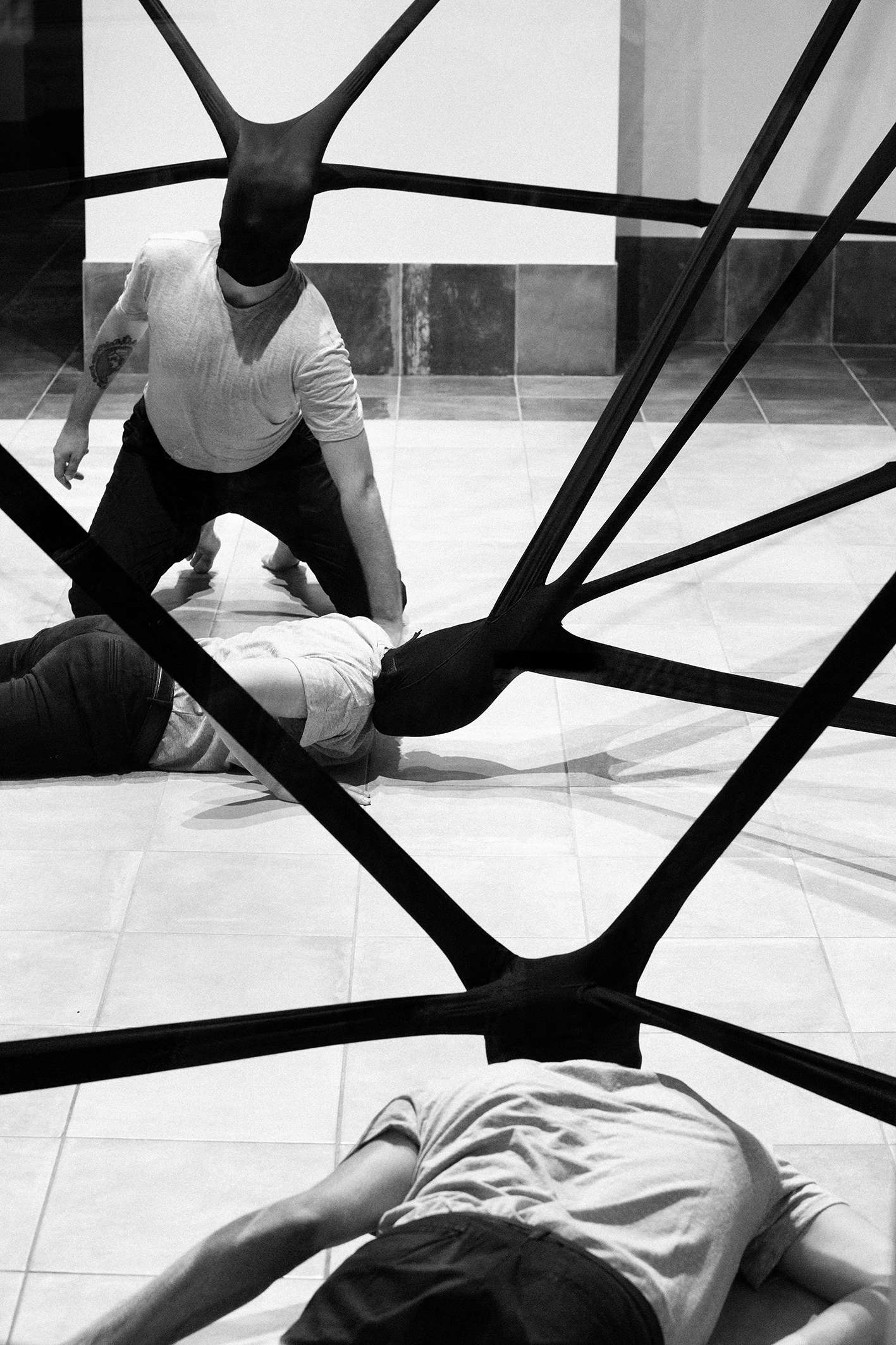 Paolo Grassino, Body Control (2018 ; performance) Paolo Grassino, Body Control (2018 ; performance)
