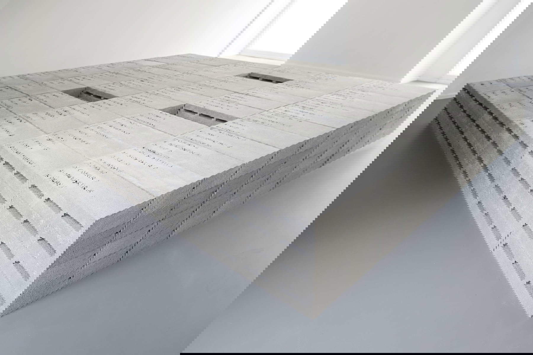 Paolo Grassino, La guerre est toujours (edificare) (2018 ; briques en béton, 35 x 300 x 300 cm) Paolo Grassino, La guerre est toujours (edificare) (2018 ; briques en béton, 35 x 300 x 300 cm)