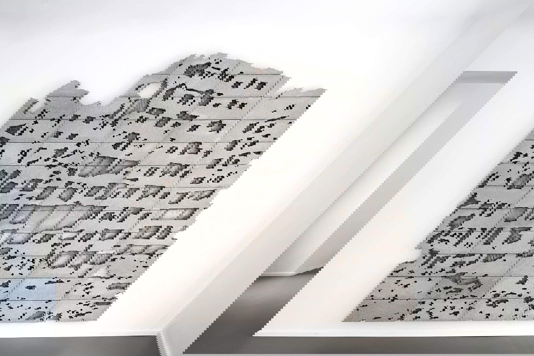 Paolo Grassino, La guerre est toujours (ouest) (2018 ; briques en béton, 250 x 300 x 8 cm). Paolo Grassino, La guerre est toujours (ouest) (2018 ; briques en béton, 250 x 300 x 8 cm).