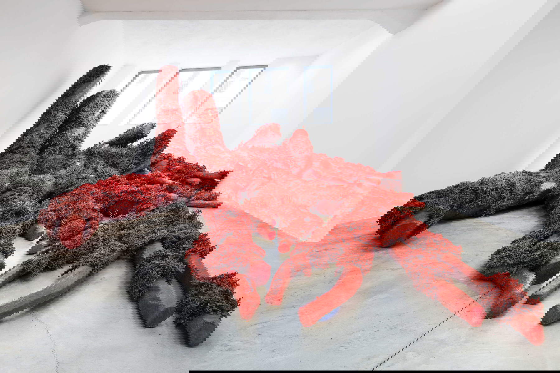Paolo Grassino, Mère (2008 ; cire sur polystyrène et racines, 300 x 600 x 800 cm) Paolo Grassino, Mère (2008 ; cire sur polystyrène et racines, 300 x 600 x 800 cm)