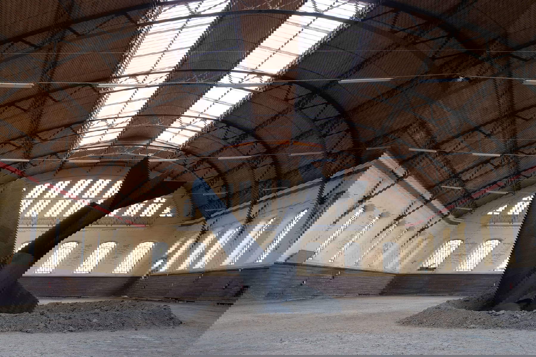 Paolo Grassino, Mig 15 (2012; spugna sintetica su resina, 800 x 1000 x 400 cm)