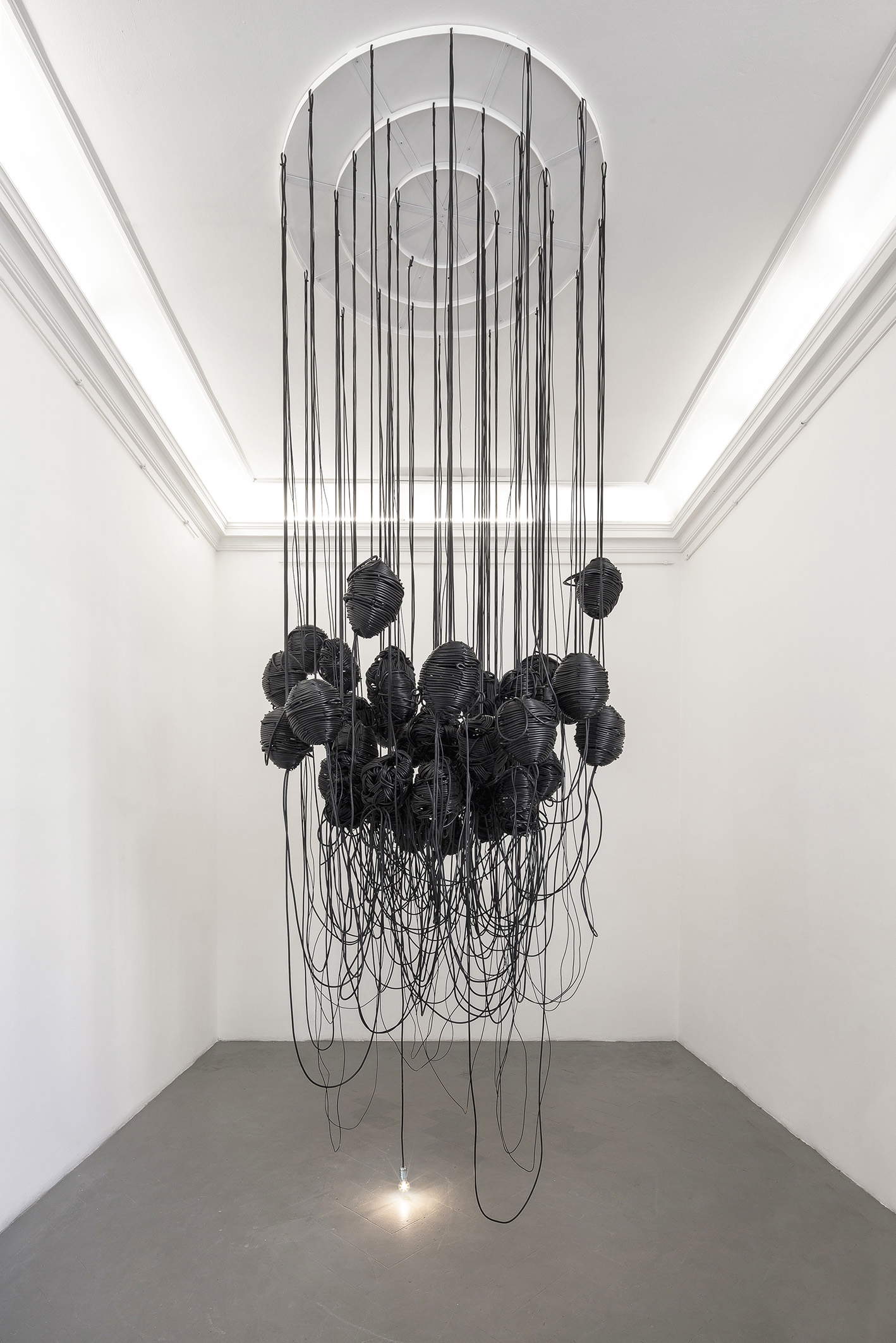 Paolo Grassino, To seduce insects (2013 ; câbles et système électrique, 500 x 200 x 200 cm). Paolo Grassino, To seduce insects (2013 ; câbles et système électrique, 500 x 200 x 200 cm).