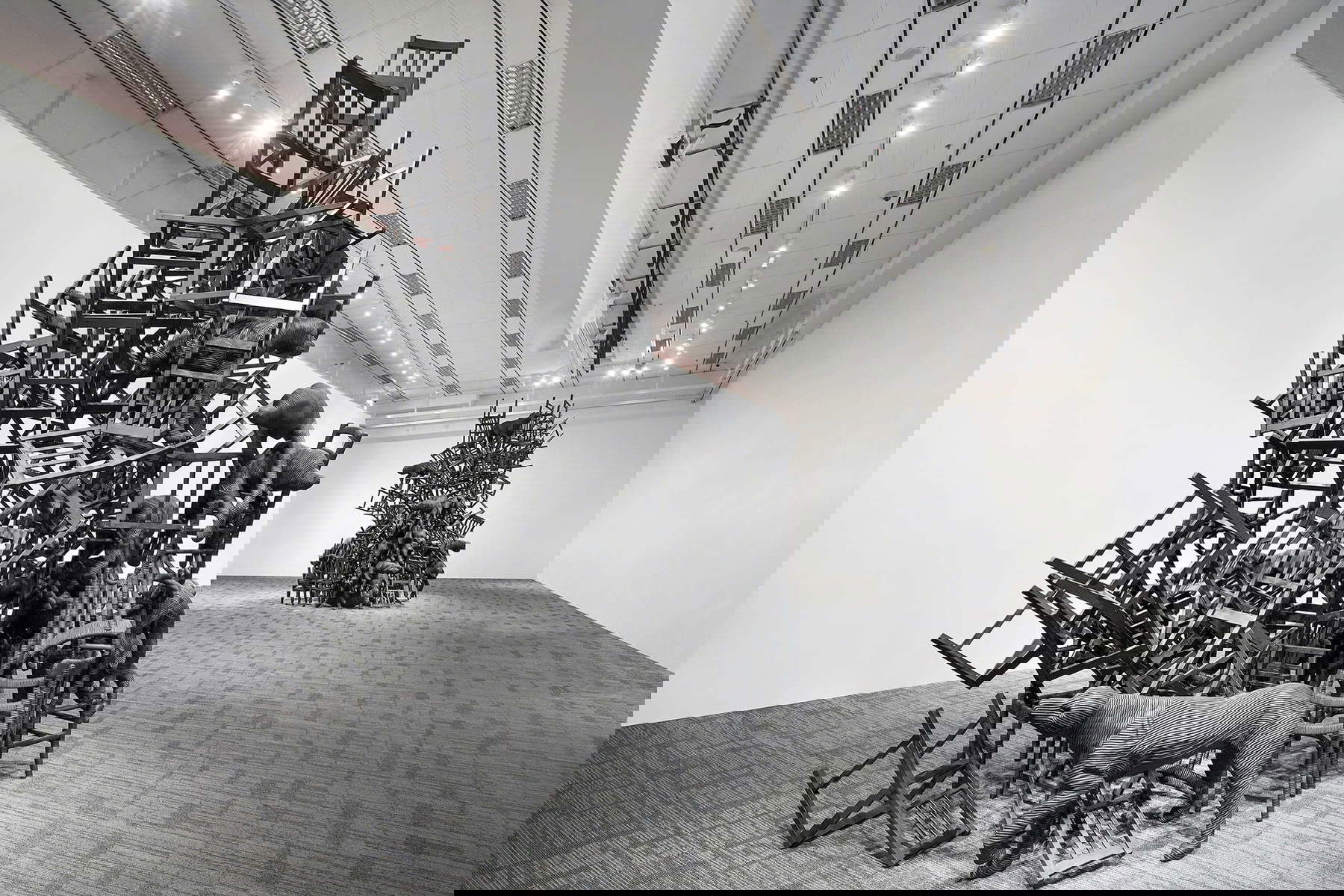 Paolo Grassino, Riot (2017 ; éponge synthétique sur chaises et résine, dimensions variables). Paolo Grassino, Riot (2017 ; éponge synthétique sur chaises et résine, dimensions variables).
