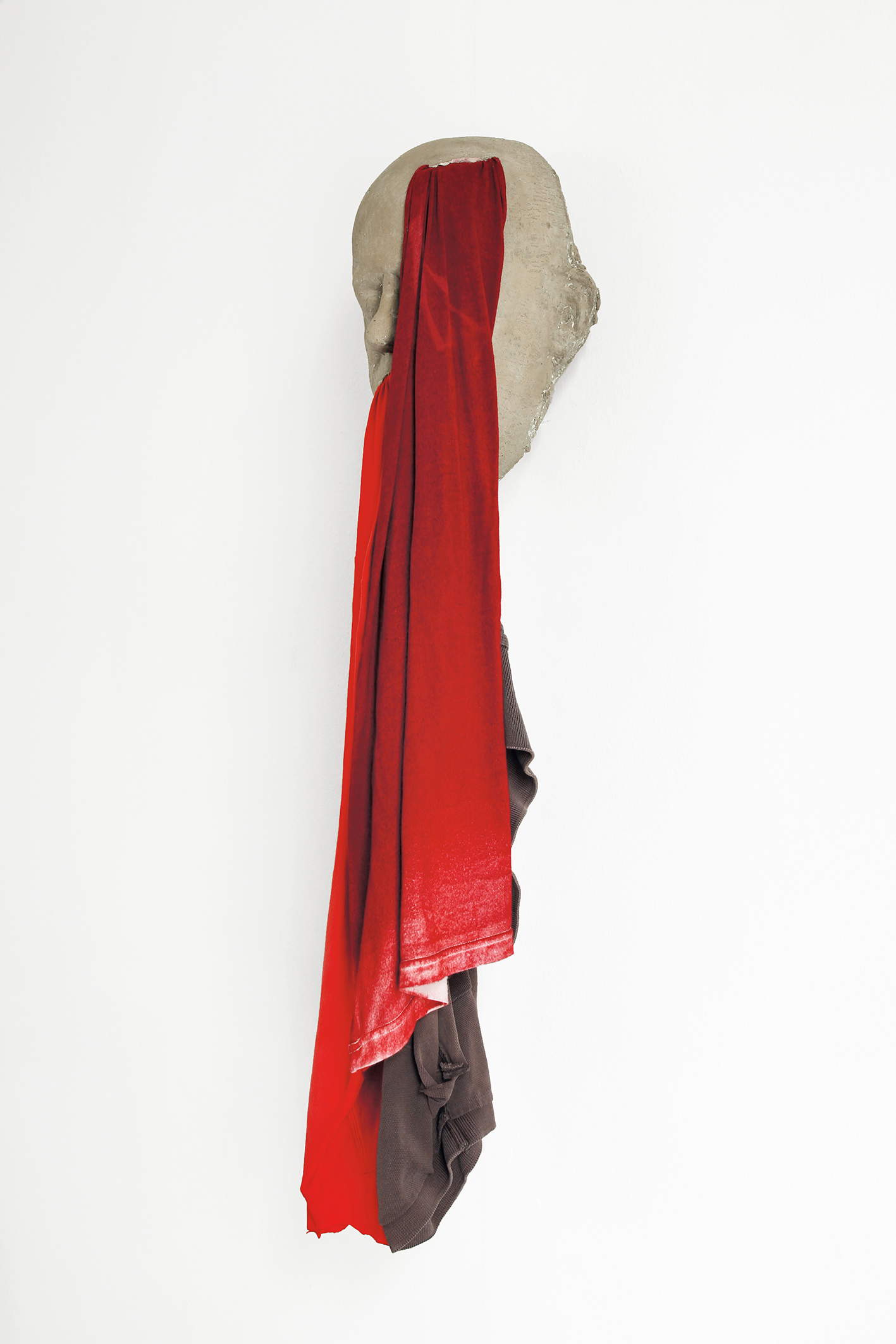 Paolo Grassino, Nameless (2021 ; béton et tissu, 80 x 20 x 30 cm) Paolo Grassino, Nameless (2021 ; béton et tissu, 80 x 20 x 30 cm)