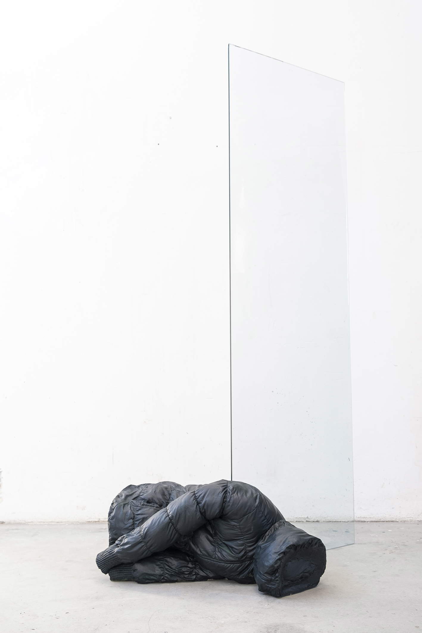 Paolo Grassino, On the Line (2020 ; béton et verre, 250 x 80 x 50 cm) Paolo Grassino, On the Line (2020 ; béton et verre, 250 x 80 x 50 cm)