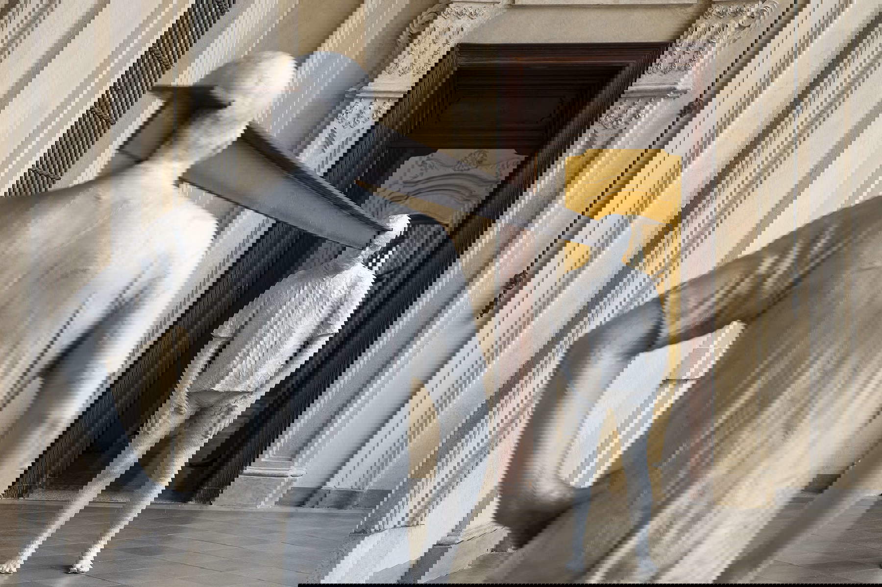 Paolo Grassino, T (2018 ; moulages en aluminium et en fer, 180 x 600 x 45 cm). Paolo Grassino, T (2018 ; moulages en aluminium et en fer, 180 x 600 x 45 cm).
