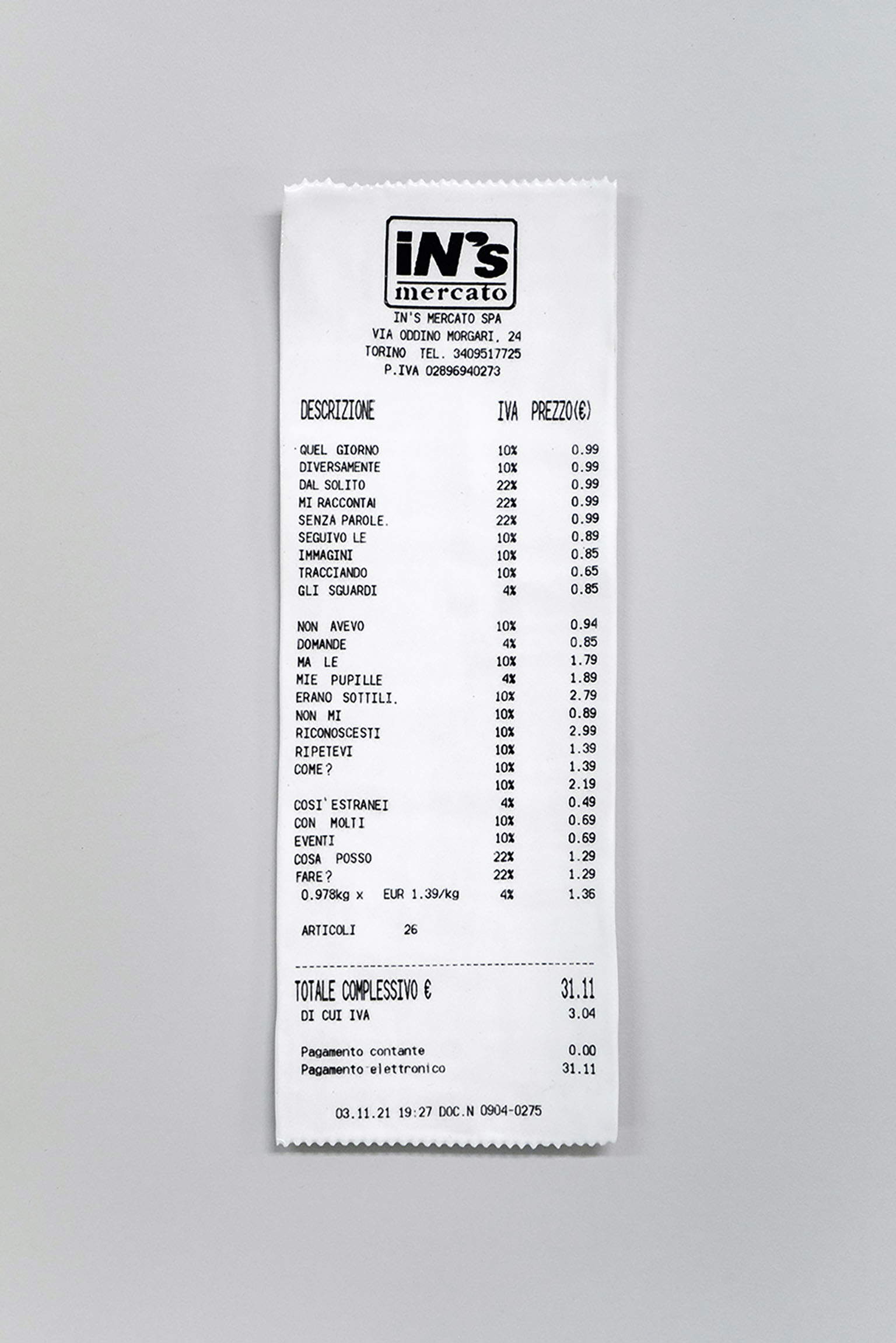 Camilla Gurgone, In's (2023; ceramica smaltata con fotoceramica, 12 x 8 x 2 cm)