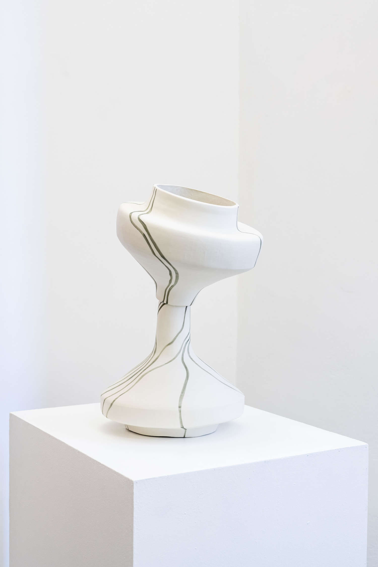 Mariana Castillo Deball, Dans un miroir convexe #11 (2022 ; céramique, 42 x 26 x 26 cm) Mariana Castillo Deball, Dans un miroir convexe #11 (2022 ; céramique, 42 x 26 x 26 cm)