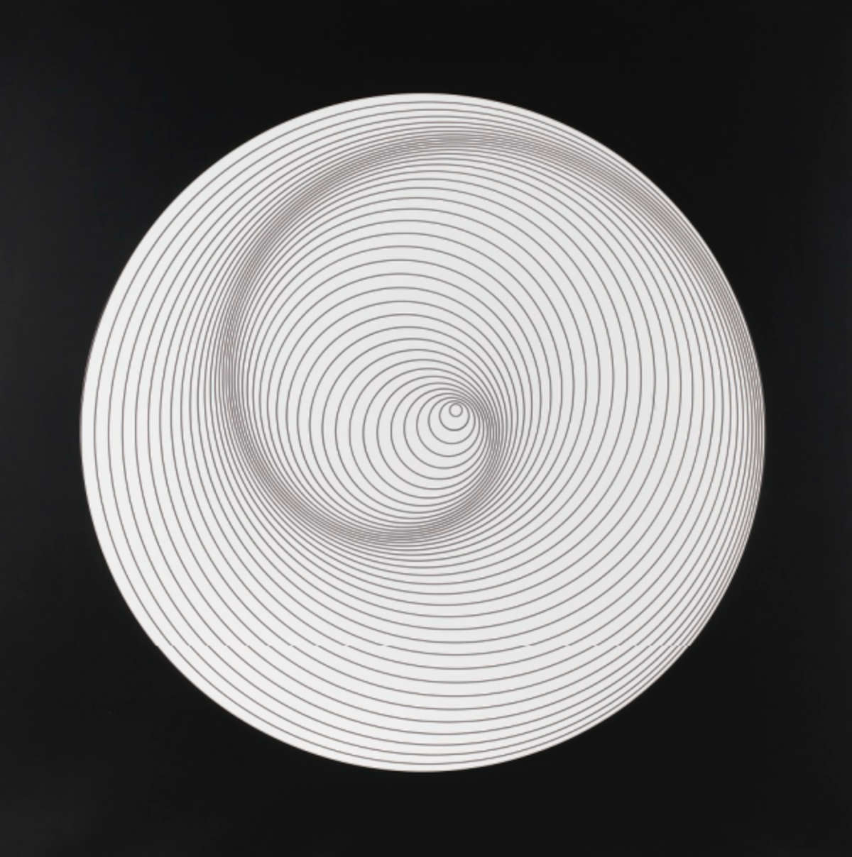 Marina Apollonio, Dinamica circolare Spirale 41 orario ø 115 (1969-2007; smalto su legno e meccanismo rotante, 150 x 150 cm) Marina Apollonio, Dynamique circulaire Spirale 41 dans le sens des aiguilles d'une montre ø 115 (1969-2007 ; émail sur bois et mécanisme rotatif, 150 x 150 cm).