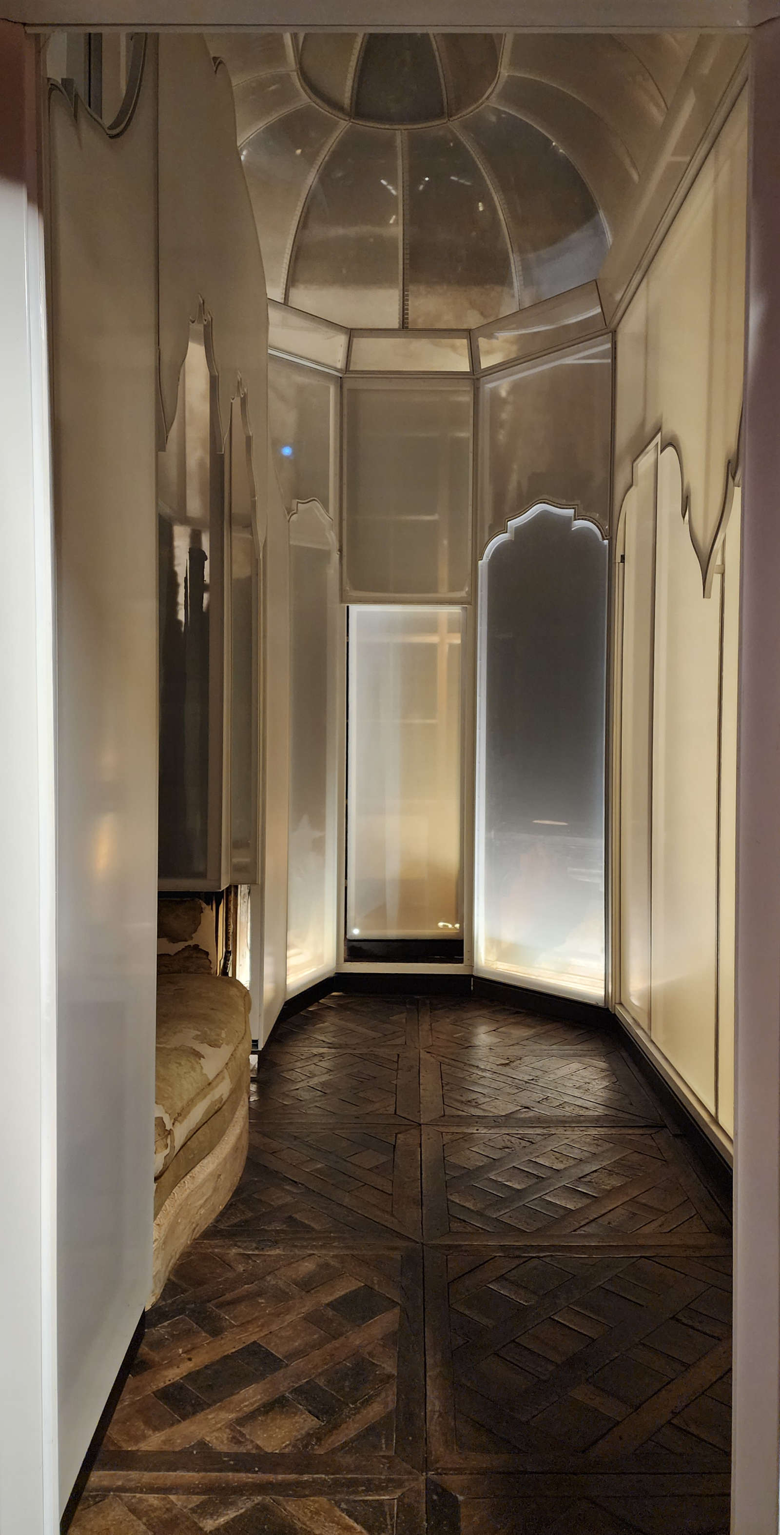 Les appartements royaux : la coiffeuse de la reine, endommagée par un incendie en 2008, a été restaurée Les appartements royaux : la coiffeuse de la reine, endommagée par un incendie en 2008, a été restaurée