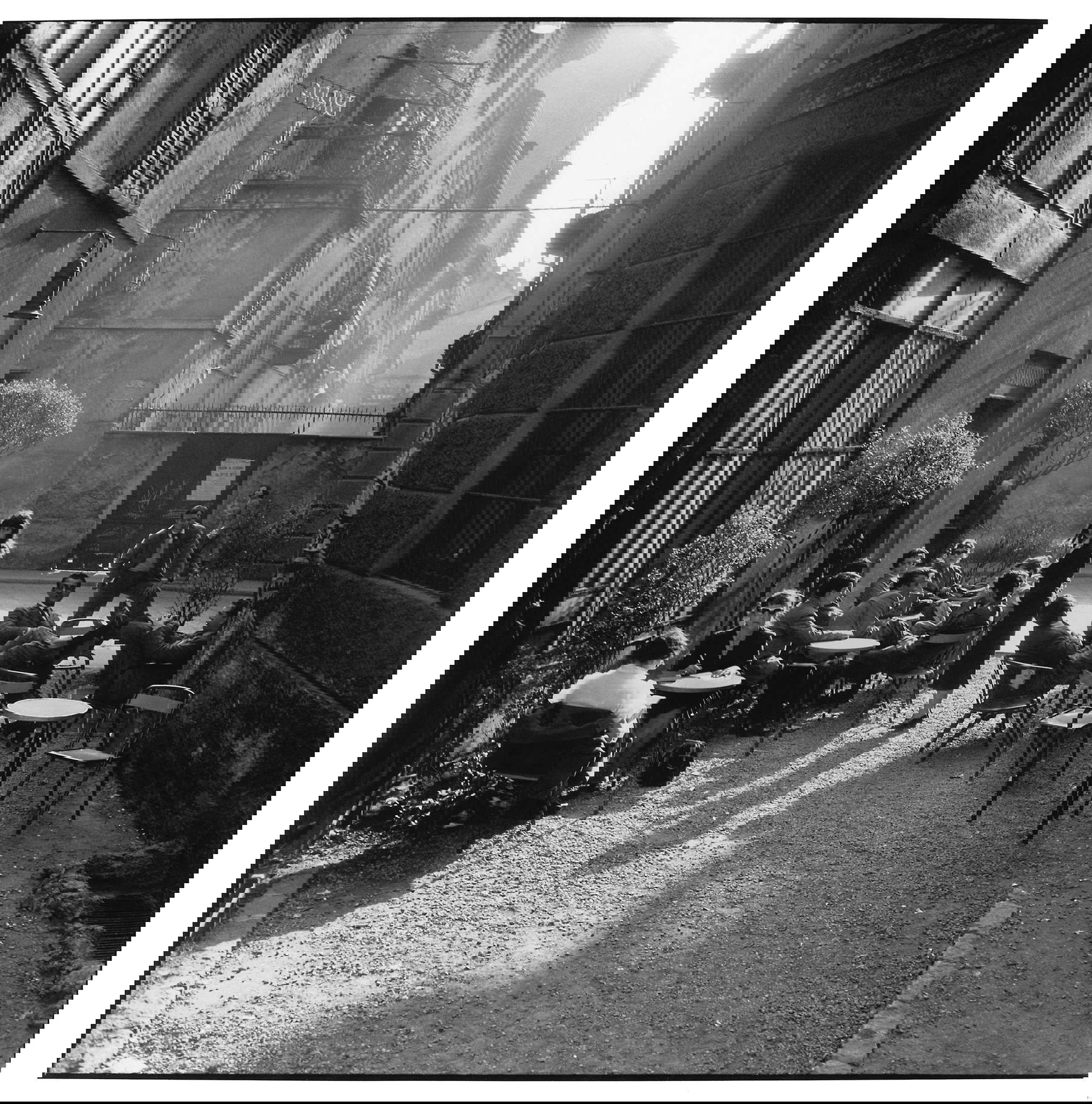 Ugo Mulas, Bar Jamaica, Milan (1953 - 1954). Ugo Mulas photographs &copy; Eredi Ugo Mulas. All rights reserved. By concession of Archivio Ugo Mulas, Milan - Galleria Lia Rumma, Milan/Naples.