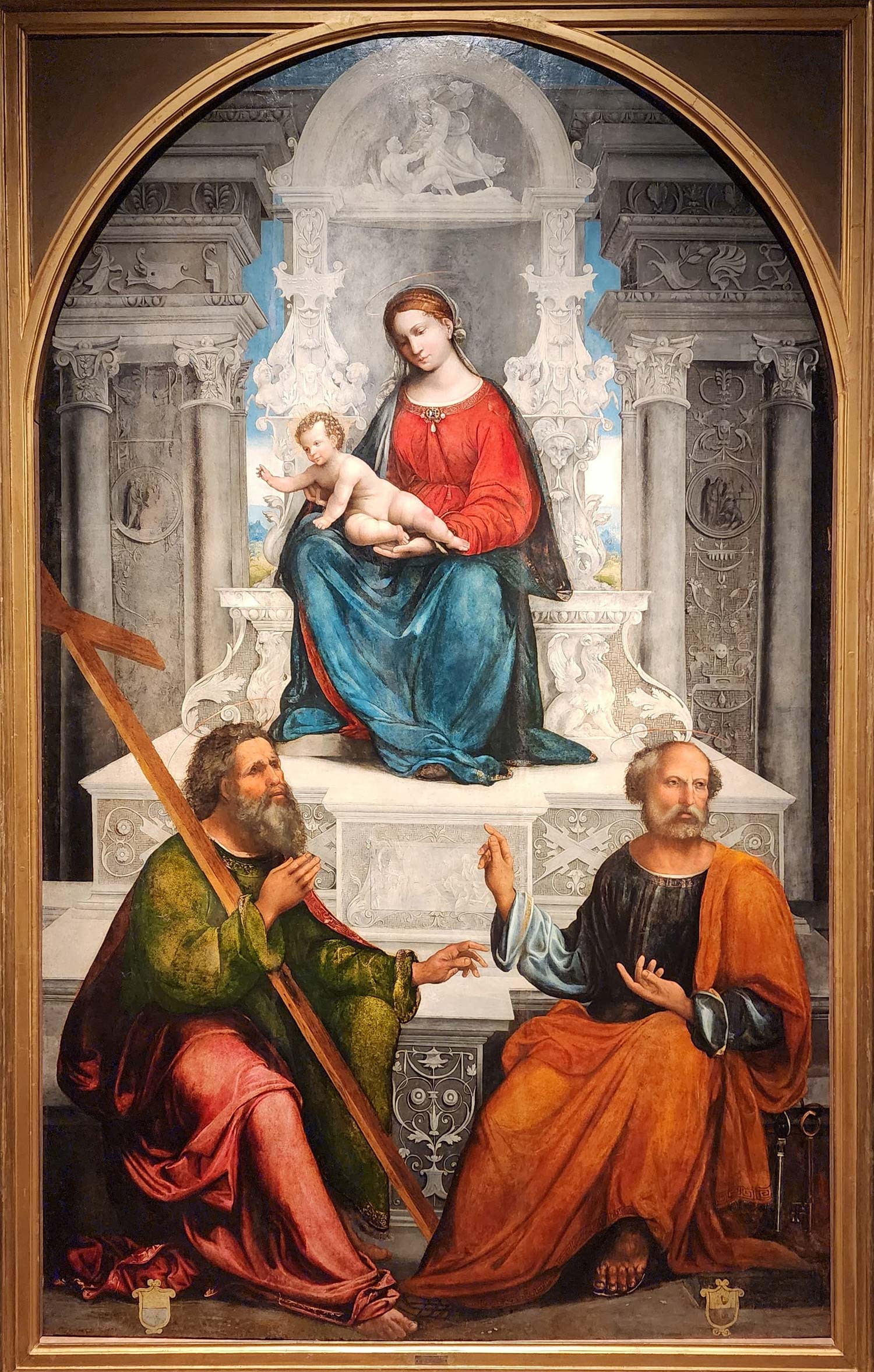Ludovico Mazzolino, Vierge à l'enfant trônant avec les saints André et Pierre (vers 1524-28 ; huile sur panneau, 278 x 172 cm ; Crémone, Pinacothèque Ala Ponzone, Museo Civico) Ludovico Mazzolino, Vierge à l'enfant trônant avec les saints André et Pierre (vers 1524-28 ; huile sur panneau, 278 x 172 cm ; Crémone, Pinacothèque Ala Ponzone, Museo Civico)