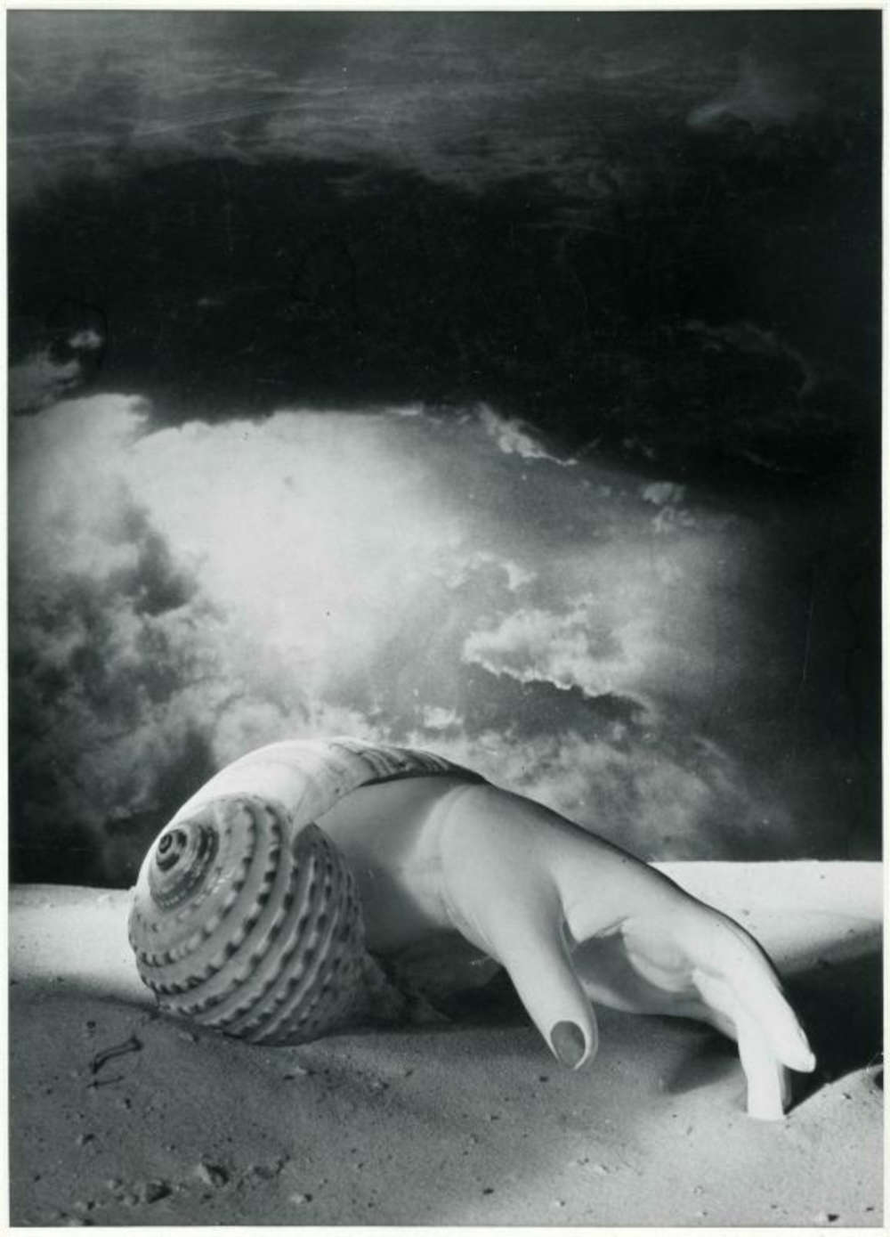 Dora Maar, Sans titre [Main-coquillage] (1934; fotomontaje, 40,1 x 28,9 cm; París, Centro Pompidou)