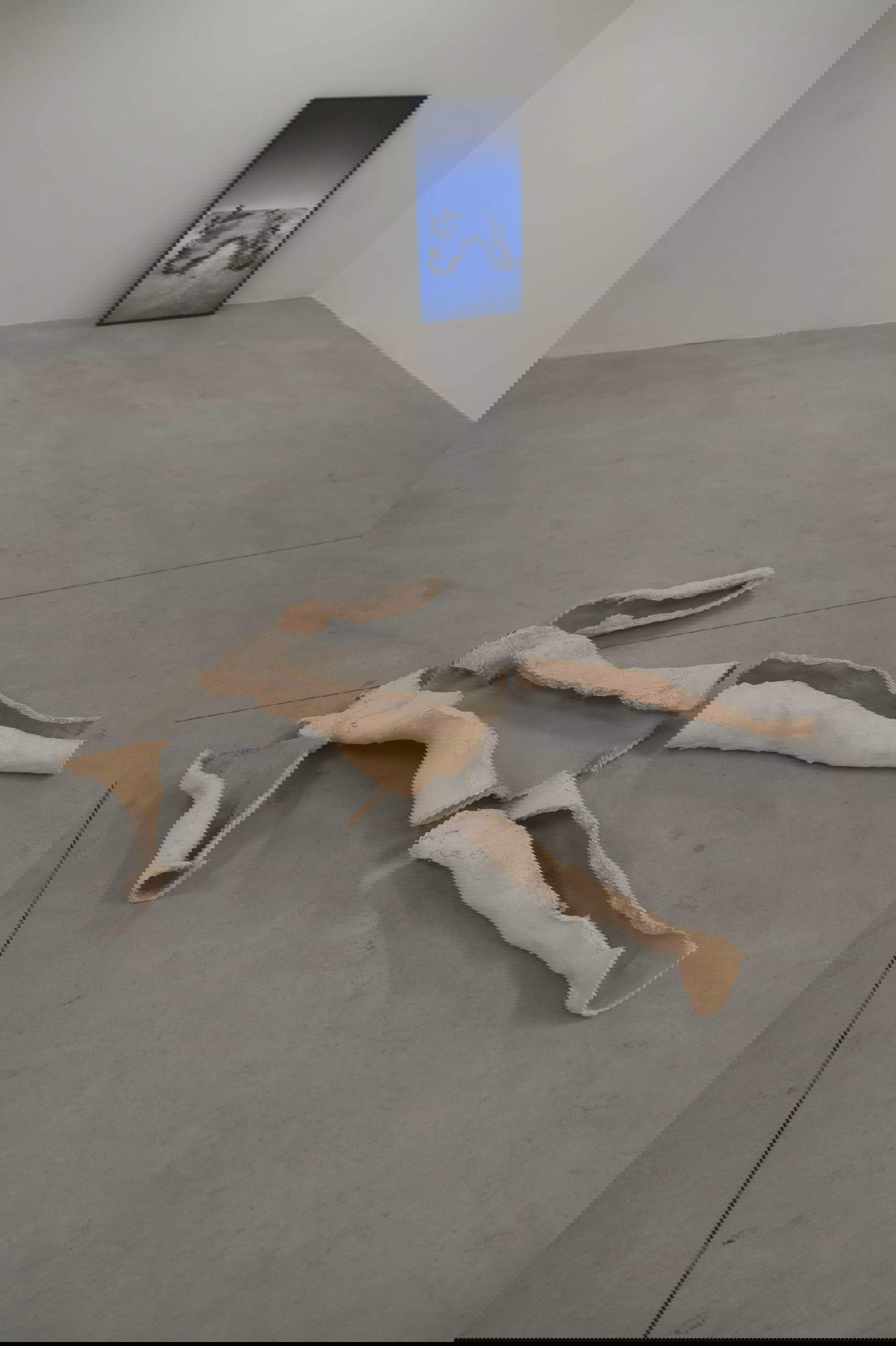 Loredana Longo, Armor (2022; video 37 secondi, ceramica e tempera, 147 x 147 x 23 cm, Montoro 12 Gallery, Bruxelles) Loredana Longo, Armor (2022; video 37 secondi, ceramica e tempera, 147 x 147 x 23 cm, Montoro 12 Gallery, Bruxelles)