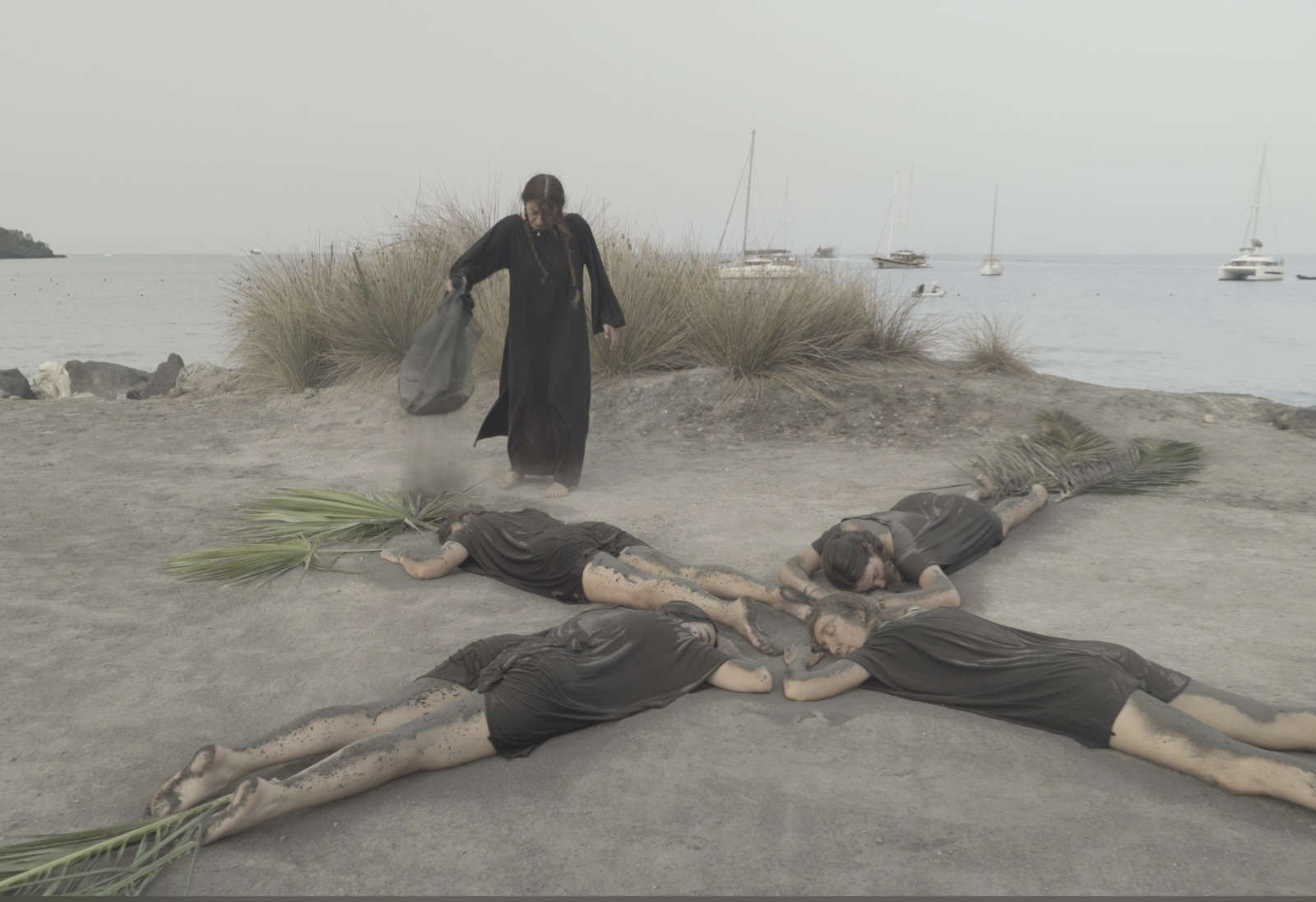 Loredana Longo, Black phoenix (2024, performance per Festival Volcanic Attitude, Acque Calde, Isola di Vulcano). Foto: Davide Penan Loredana Longo, Black phoenix (2024, performance per Festival Volcanic Attitude, Acque Calde, Isola di Vulcano). Foto: Davide Penan