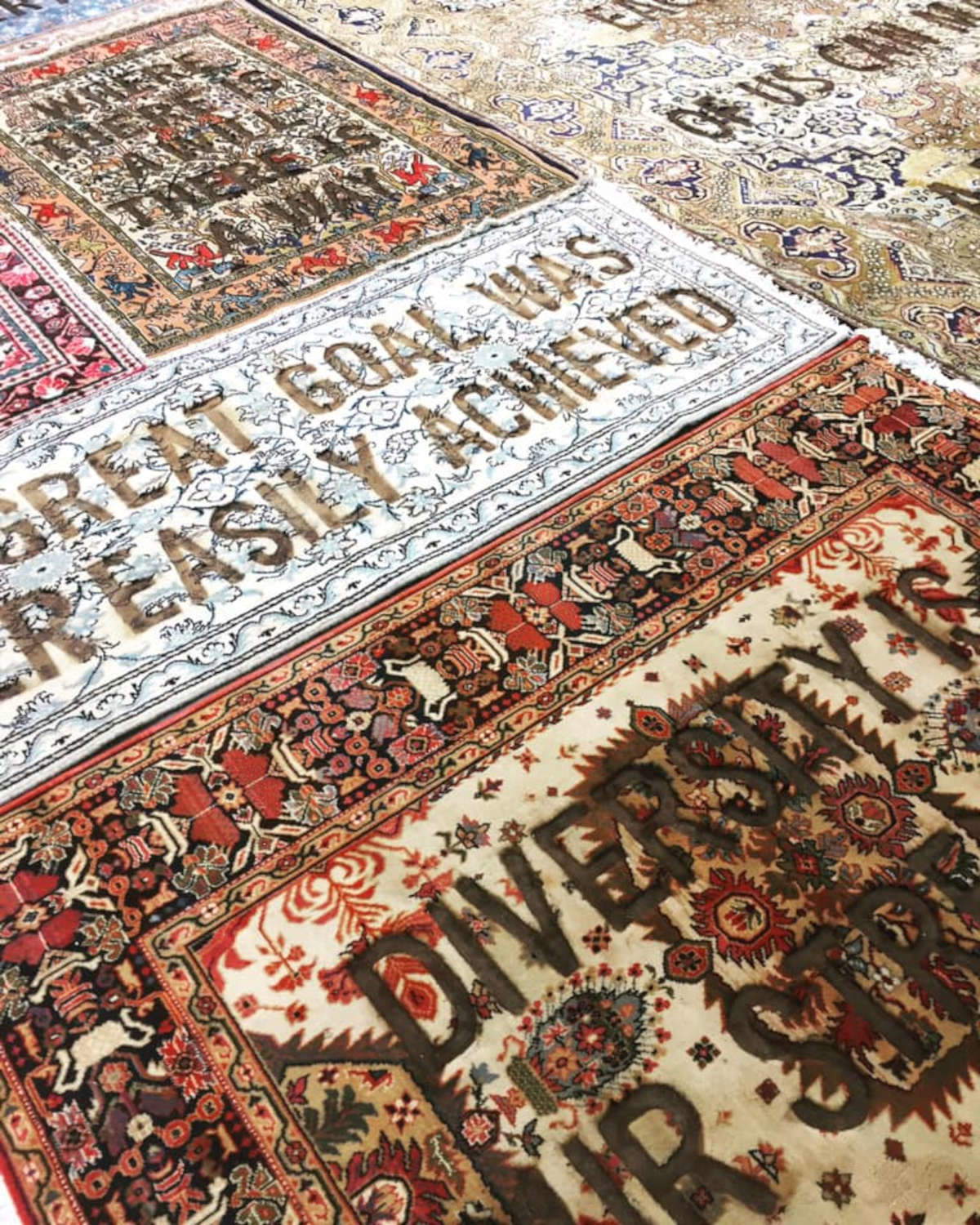 Loredana Longo, Carpet (2020; bruciature su tappeti orientali; Milano, Galleria Francesco Pantaleone) Loredana Longo, Carpet (2020; bruciature su tappeti orientali; Milano, Galleria Francesco Pantaleone)