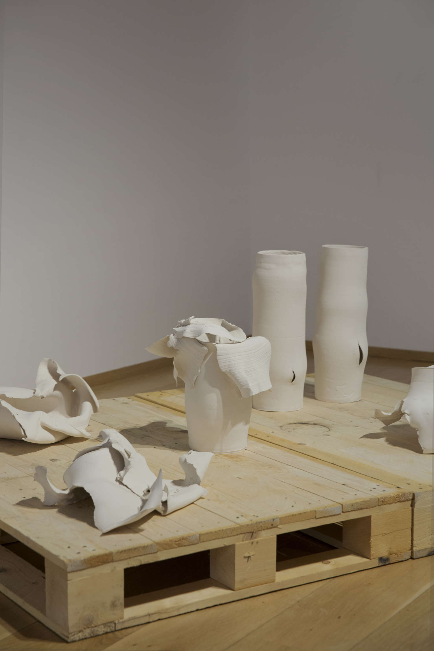 Loredana Longo, Creative Execution #2 The flag (2019; performance nello spazio Officine Saffi, Milano, 24 Vasi di argilla fresca, polvere da sparo, e accenditori elettrici) Loredana Longo, Creative Execution #2 The flag (2019; performance nello spazio Officine Saffi, Milano, 24 Vasi di argilla fresca, polvere da sparo, e accenditori elettrici)