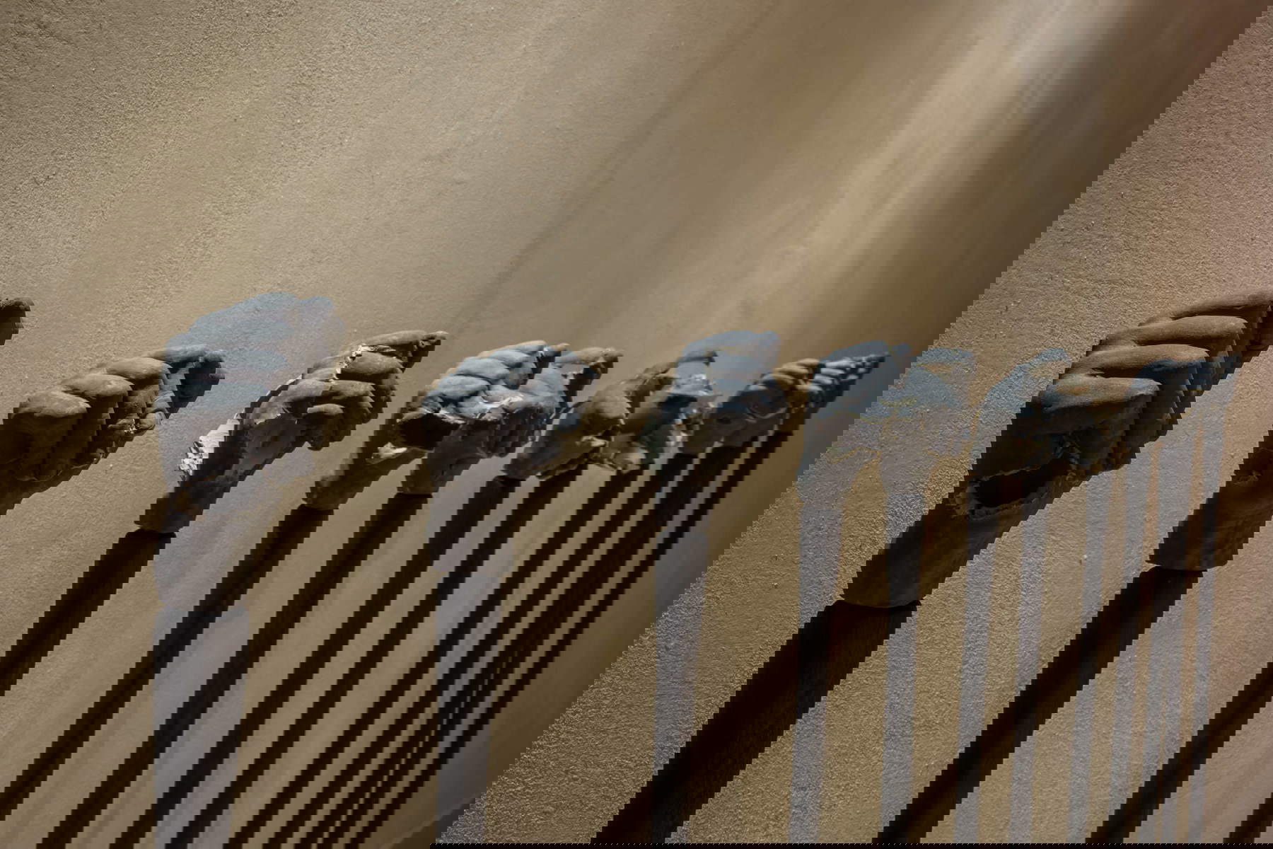 Loredana Longo, FIST (2017; 12 calchi del pugno dell’artista in ceramica dolce, ossido di ferro, esplosione, smaltate con ossido di rame, legno bruciato, ferro; Reggio Emilia, Palazzo da Mosto) Loredana Longo, FIST (2017; 12 calchi del pugno dell’artista in ceramica dolce, ossido di ferro, esplosione, smaltate con ossido di rame, legno bruciato, ferro; Reggio Emilia, Palazzo da Mosto)