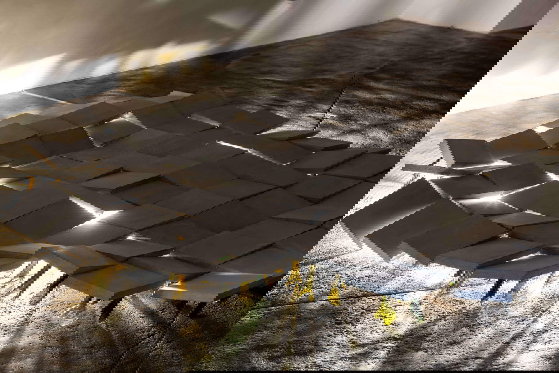 Loredana Longo, Floor#8 (2024; 82 mattonelle di cemento, colli di bottiglia, faretti, 25 x 25 x 3 cm l’una; Prato, Villa Rospigliosi) Loredana Longo, Floor#8 (2024; 82 mattonelle di cemento, colli di bottiglia, faretti, 25 x 25 x 3 cm l’una; Prato, Villa Rospigliosi)