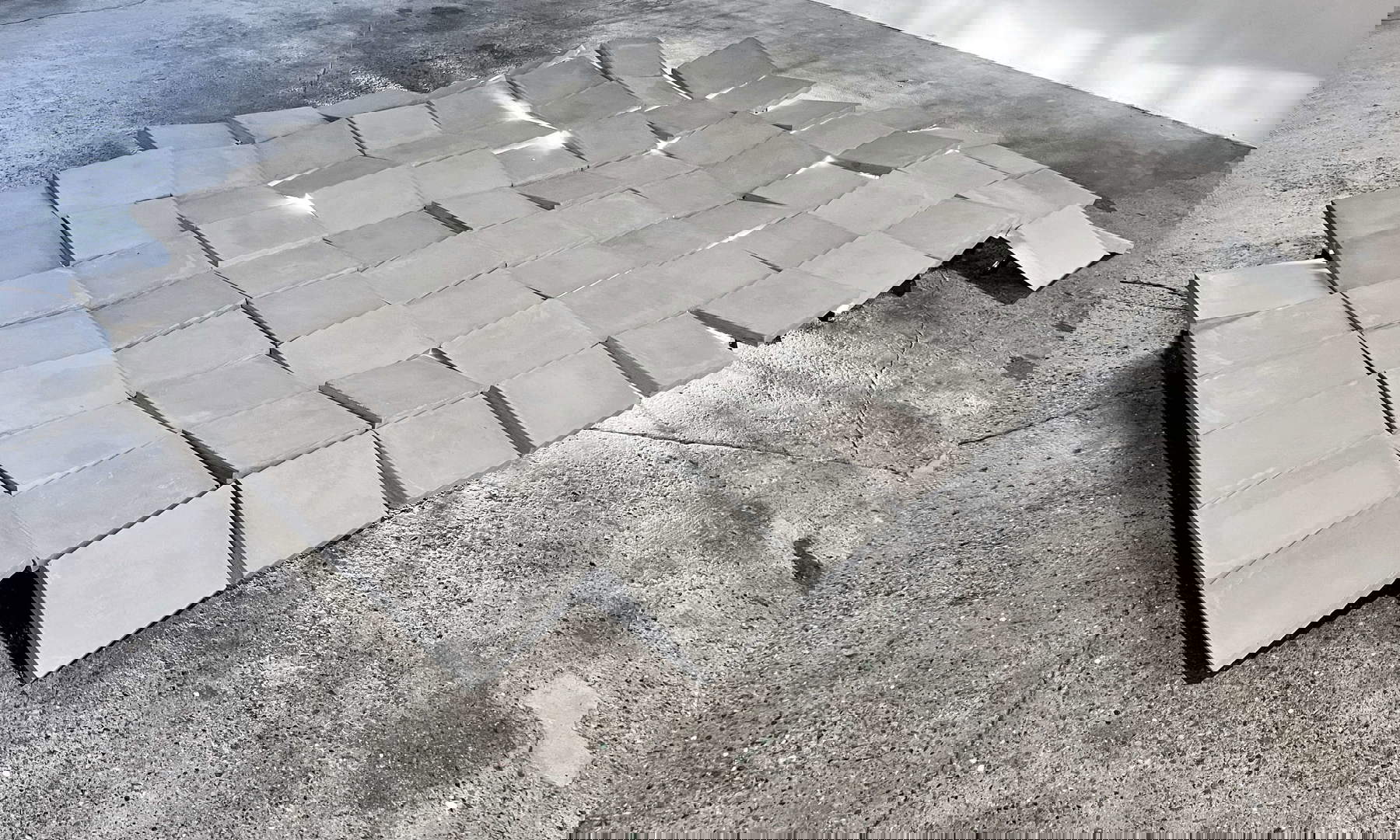 Loredana Longo, Floor#8 (2024; 82 mattonelle di cemento, colli di bottiglia, faretti, 25 x 25 x 3 cm l’una; Prato, Villa Rospigliosi) Loredana Longo, Floor#8 (2024; 82 mattonelle di cemento, colli di bottiglia, faretti, 25 x 25 x 3 cm l’una; Prato, Villa Rospigliosi)