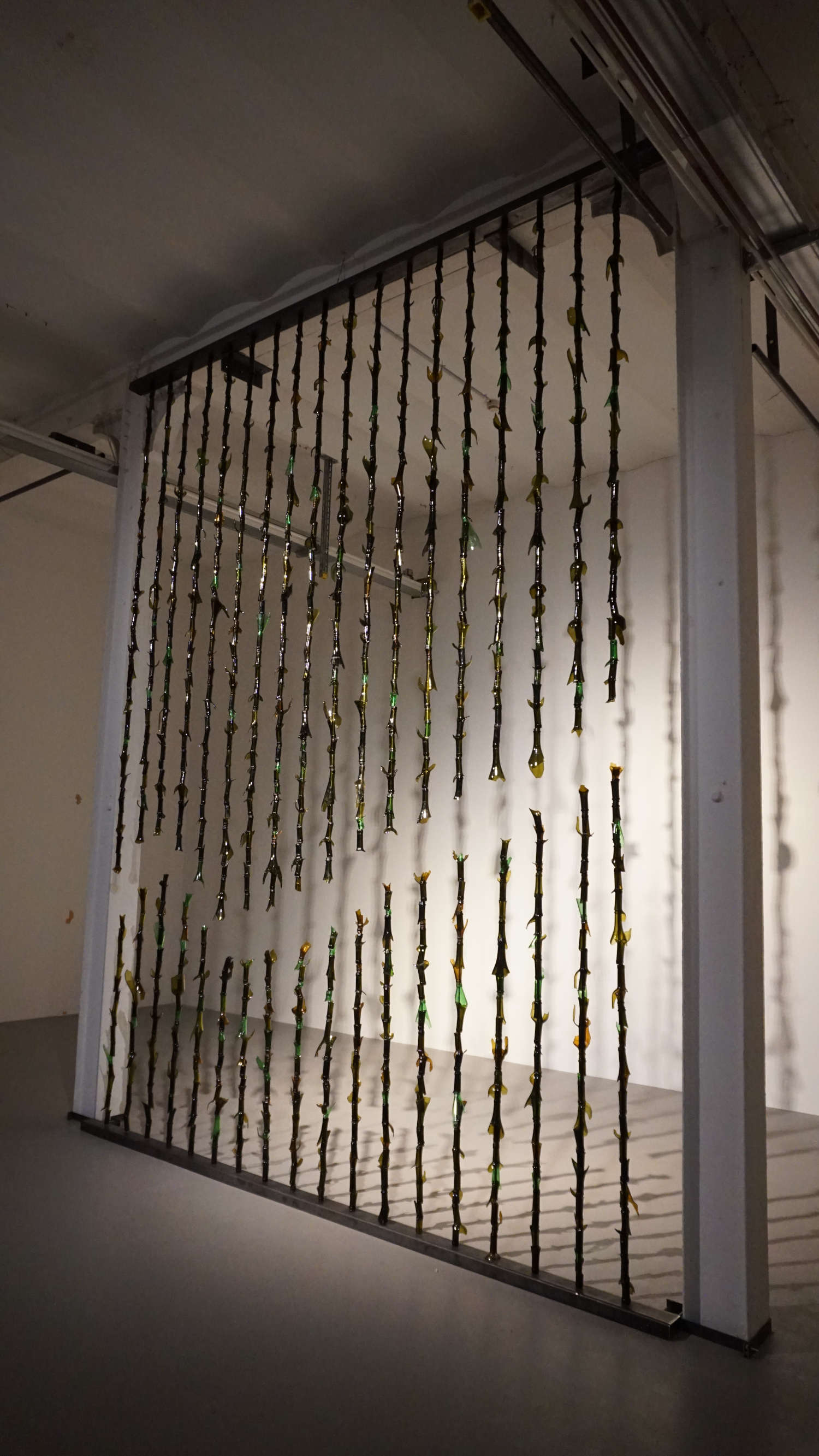 Loredana Longo, Glass Gate (2021; 1250 colli di bottigia rotti, struttura di ferro; Bruxelles, Centrale pour L’art Contemporaine) Loredana Longo, Glass Gate (2021; 1250 colli di bottigia rotti, struttura di ferro; Bruxelles, Centrale pour L’art Contemporaine)